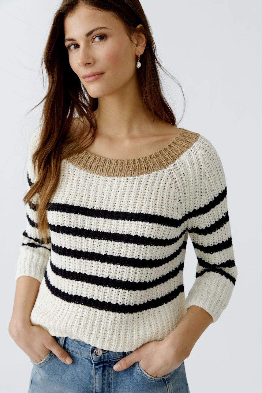 Damen-Pullover: Junge Frau in gestreiftem, lässigem Strickpullover mit weitem Ausschnitt.