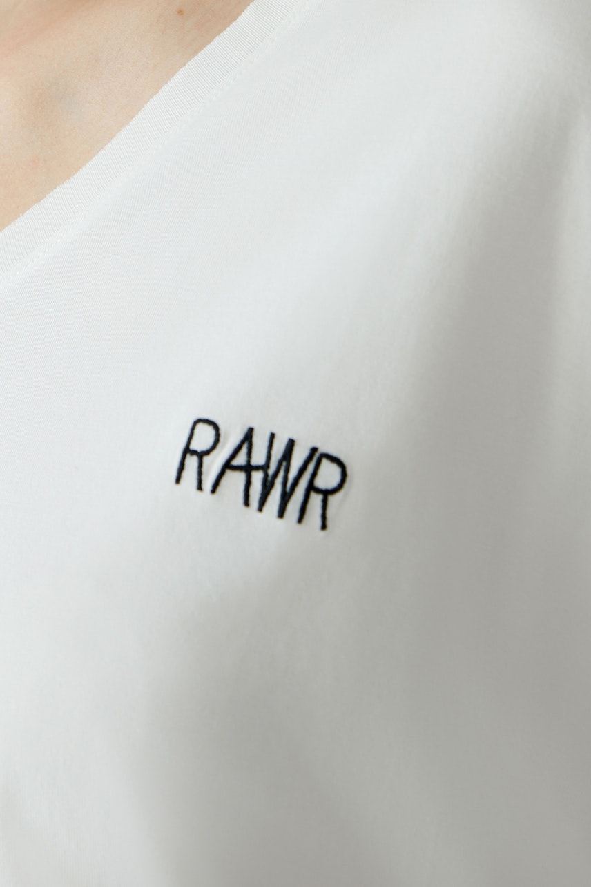 Damen-T-Shirt in Weiß mit schwarzem Schriftzug 'RAWR' auf der Brust.