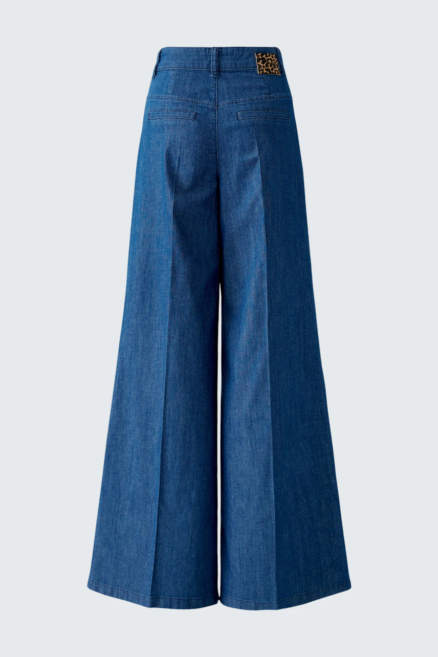 Wide-leg women's trousers in blue denim with a relaxed fit and stylish design.