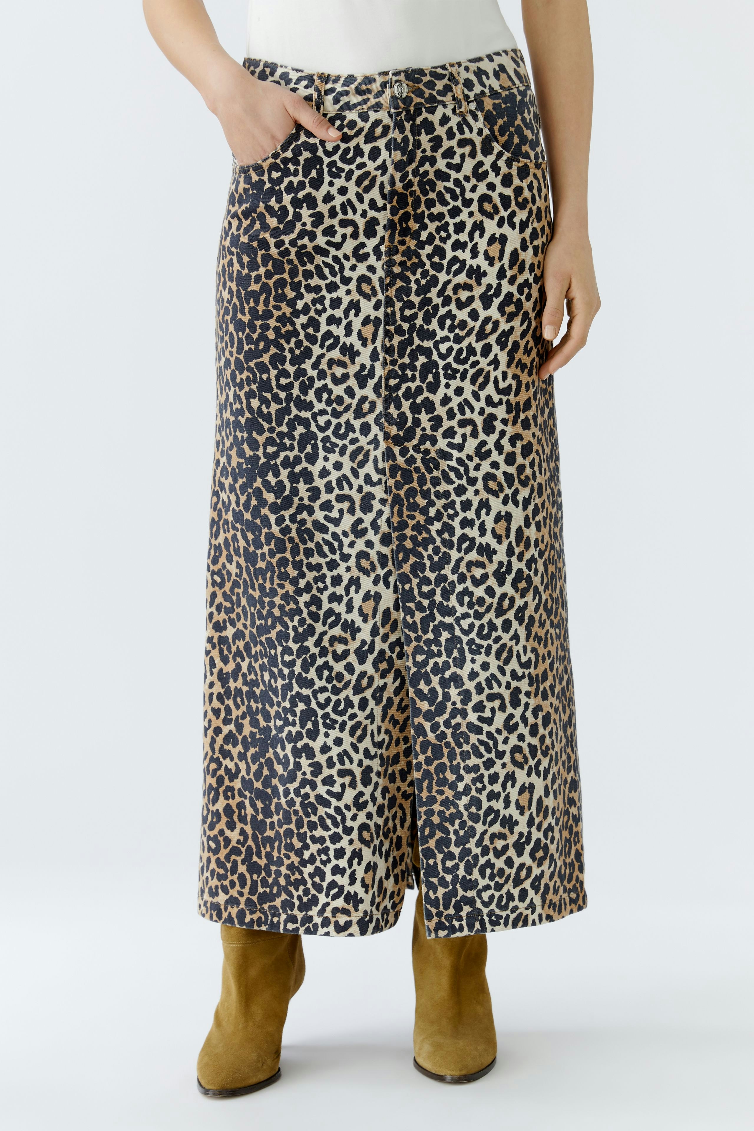 Leopard print denim skirt: Woman wearing a stylish skirt with pockets and a relaxed fit.