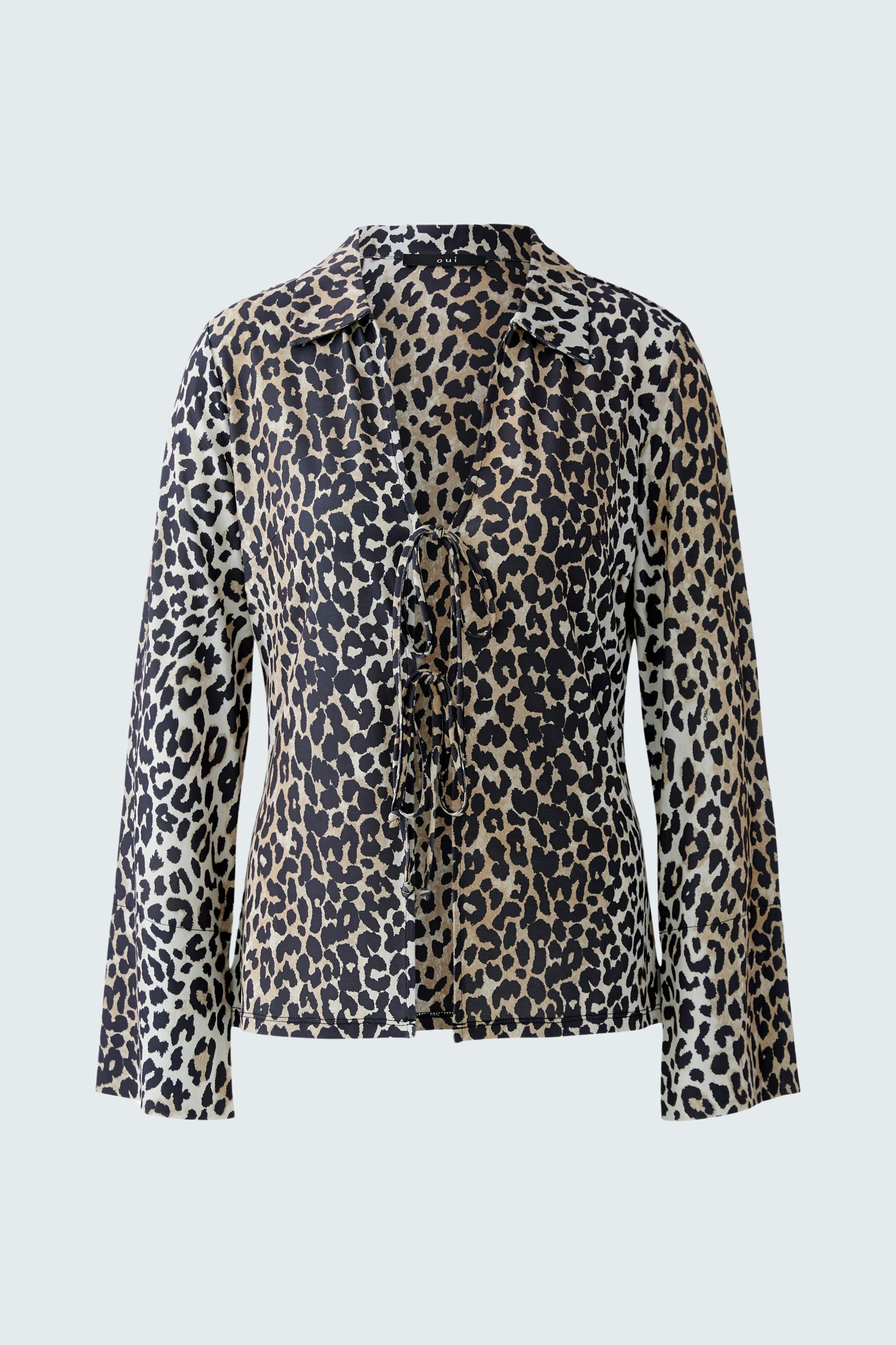 Damen-Bluse im Leo-Print: Leichte, lockere Bluse mit Kragen und langen Ärmeln.
