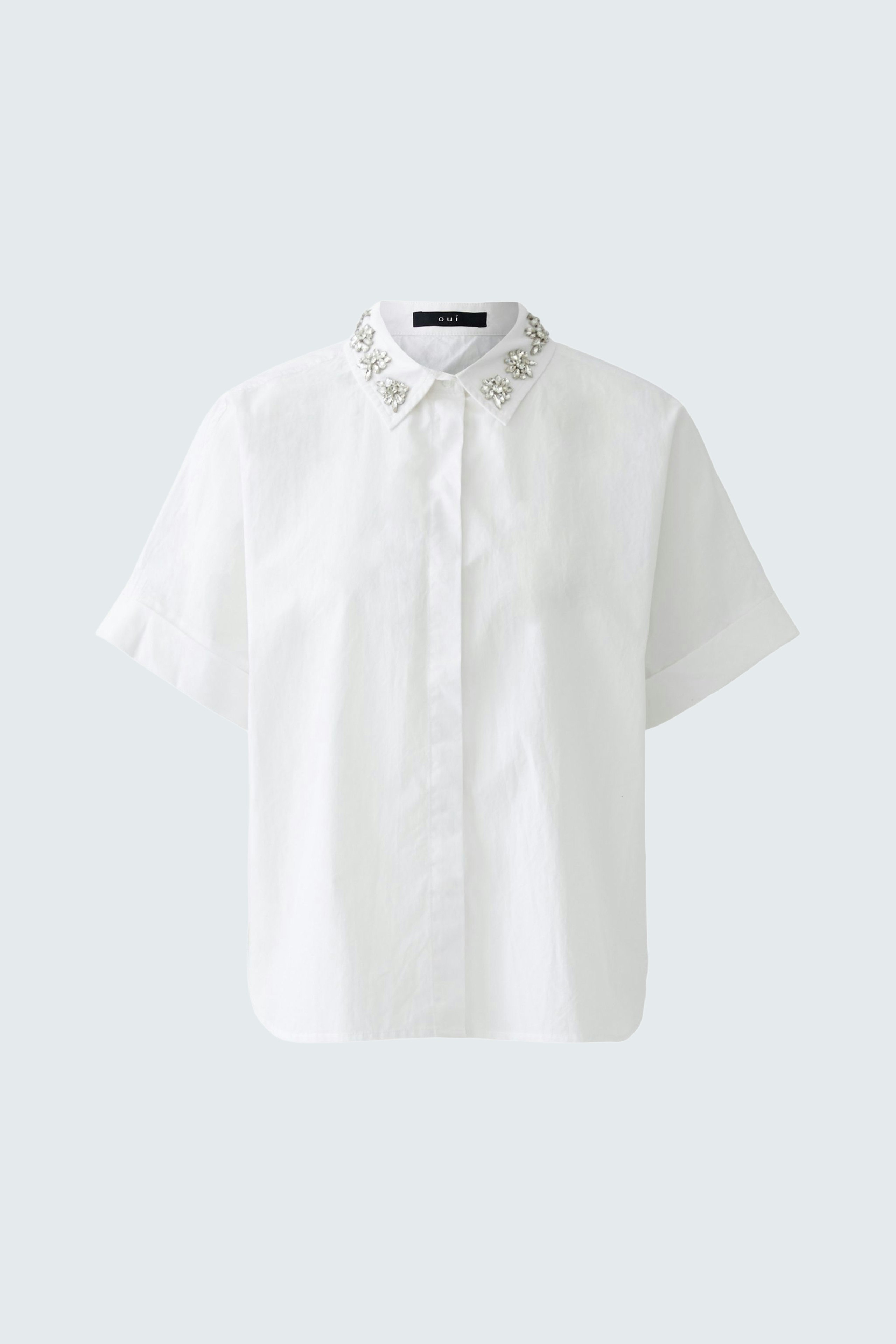 Moderne Damen-Bluse: Weiße Bluse mit kurzen Ärmeln und dekorativem Kragen.