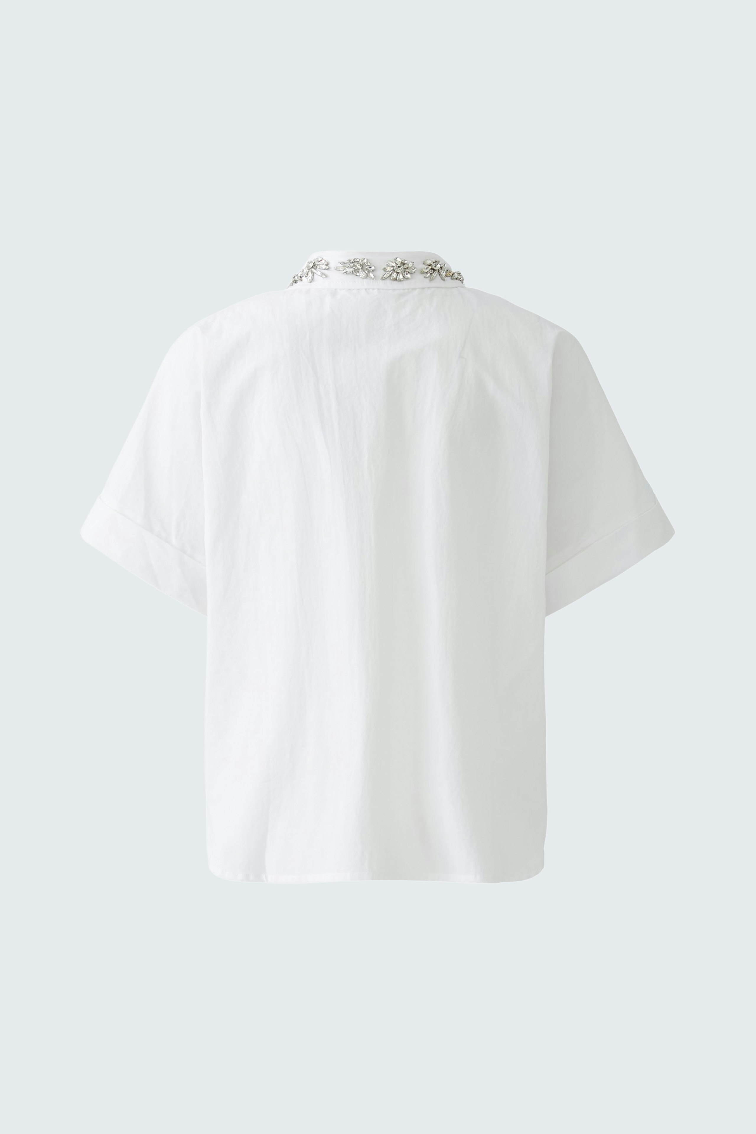 Weiße Damen-Bluse mit kurzen Ärmeln und lässigem Schnitt, ideal für den Alltag.