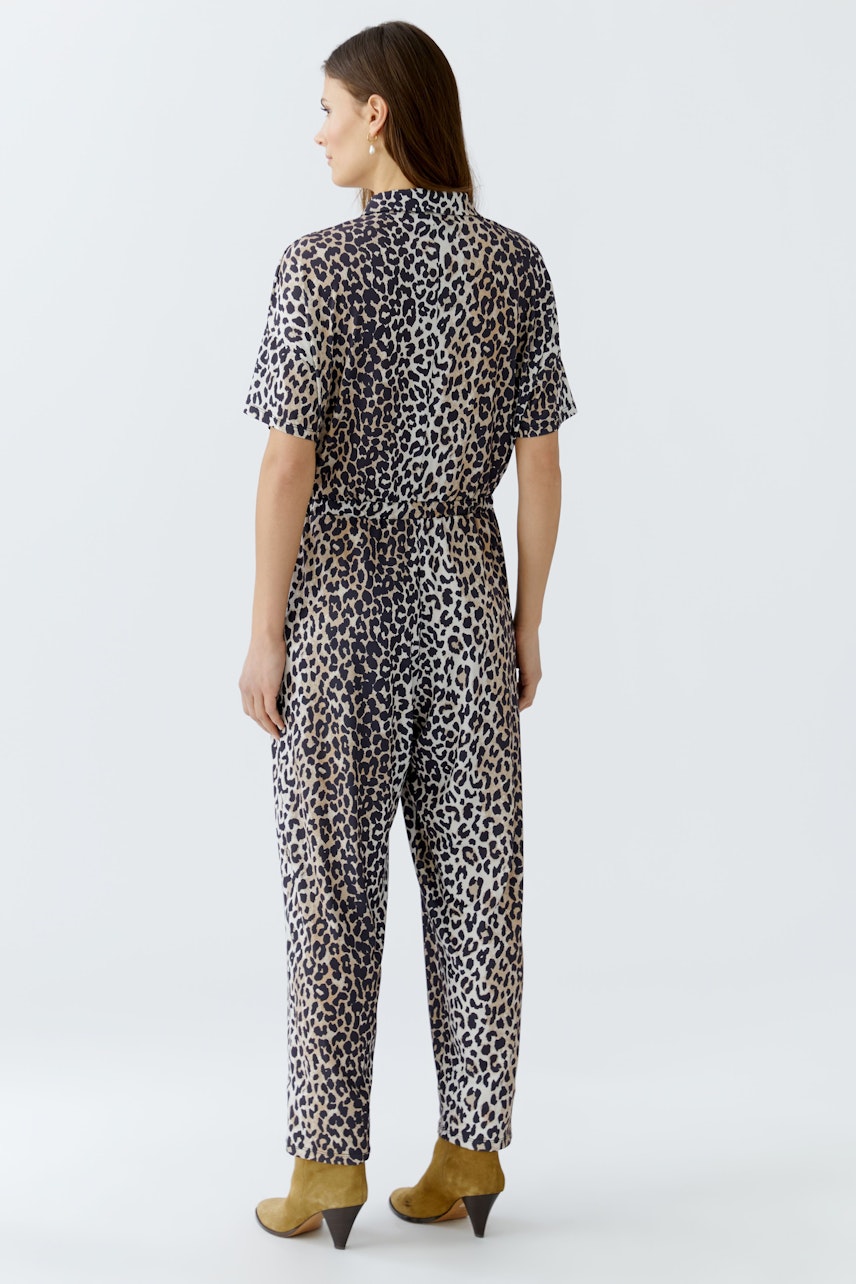 Damen-Jumpsuit im Leo-Design: Frau trägt einen lässigen, bequemen Jumpsuit mit lockerer Passform.