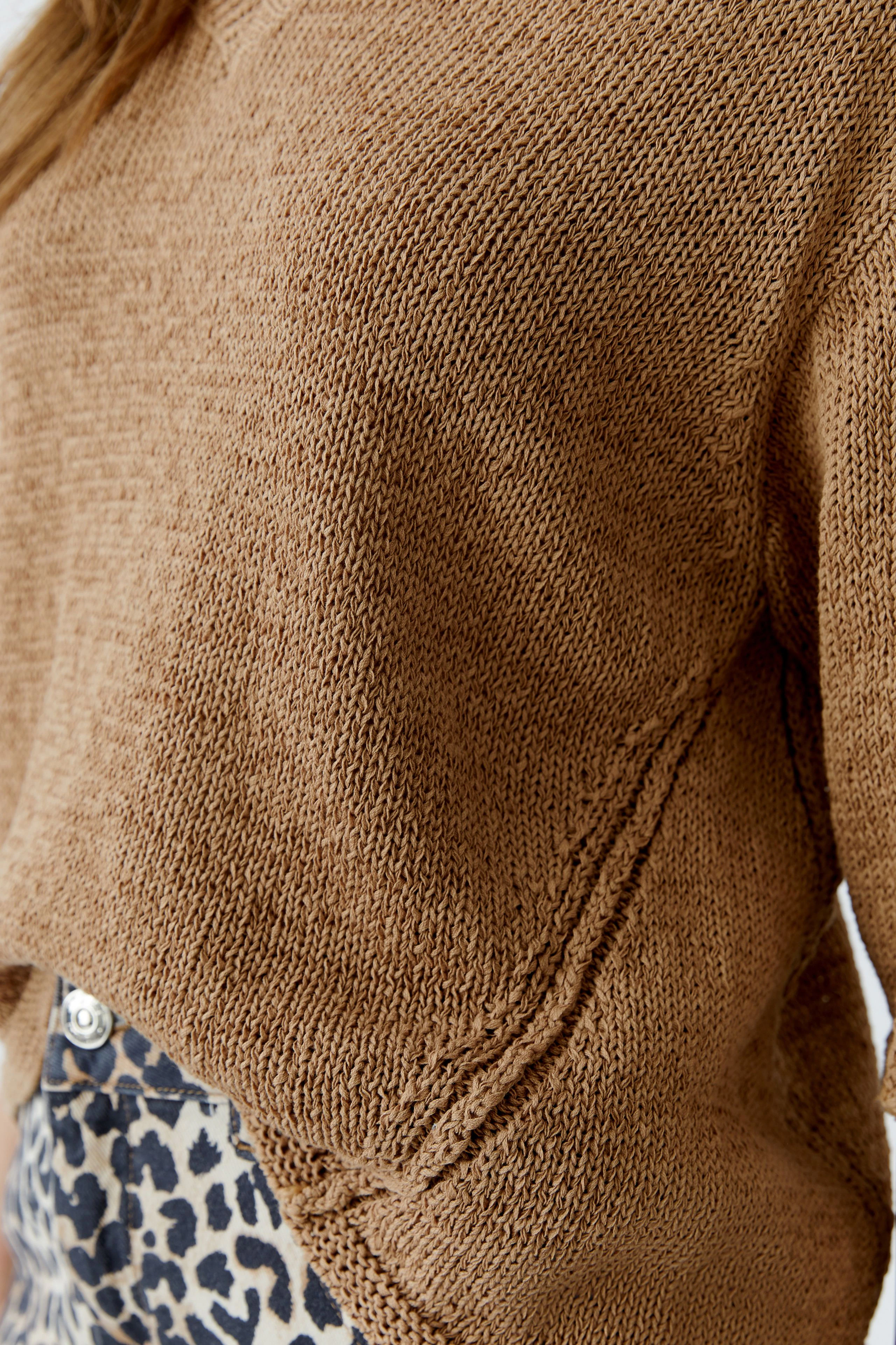 Casual women's pullover in warm brown, featuring a relaxed fit and textured knit design.