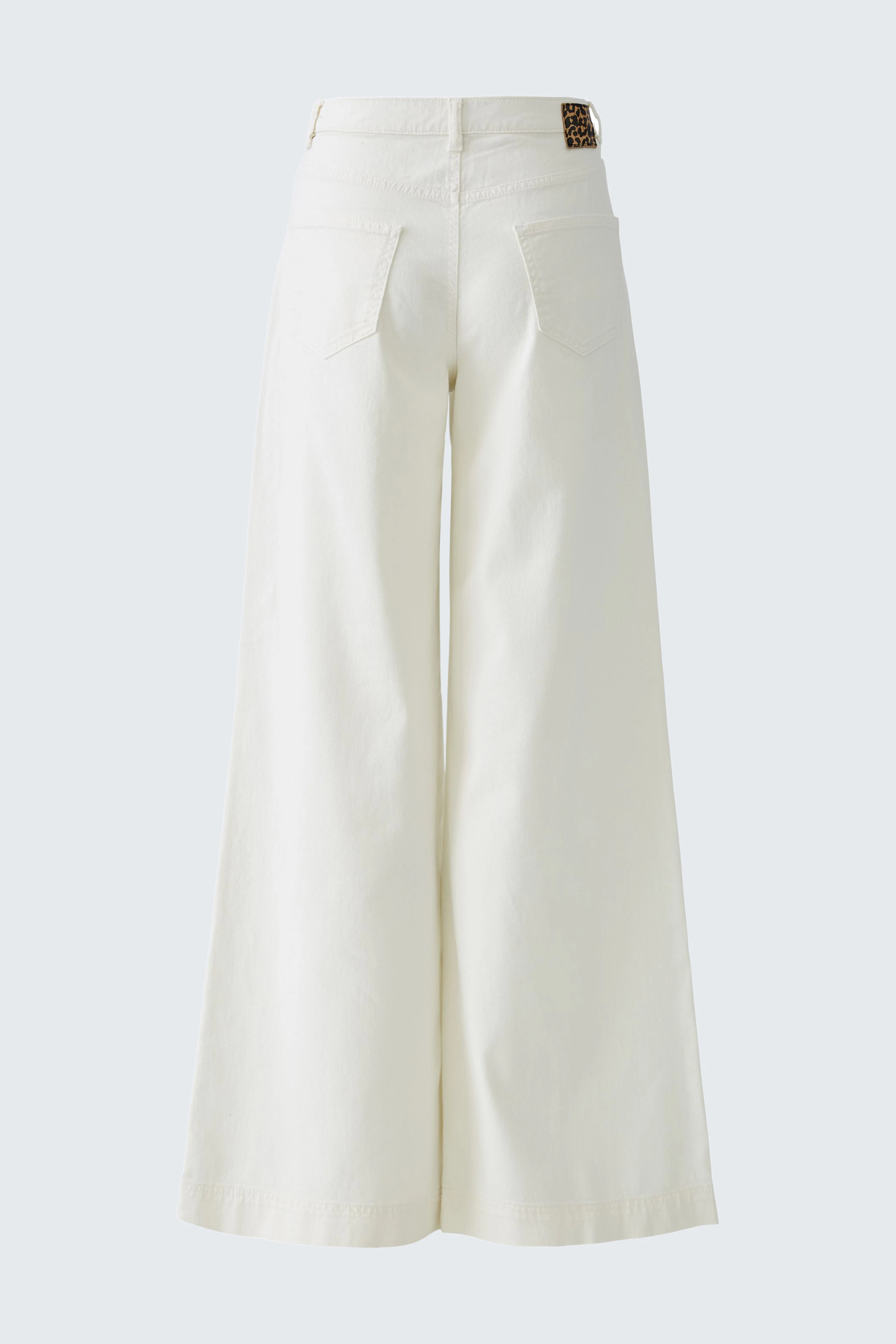 Flared jeans: Stylish white flared jeans with a high waist and wide legs, perfect for casual outfits.