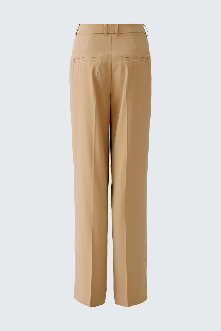 Casual women's pleated trousers in beige, featuring a relaxed fit and practical pockets.