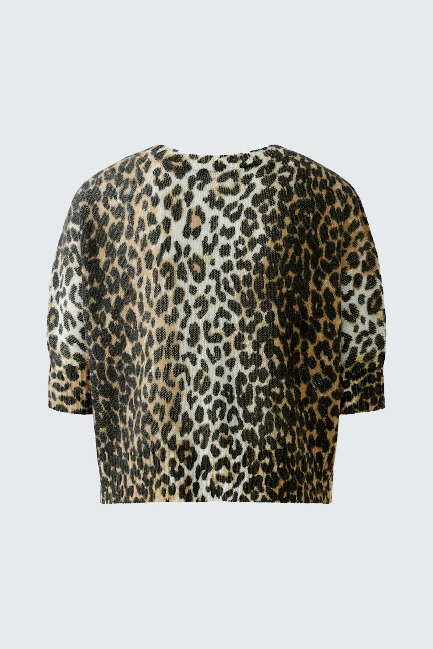 Casual women's pullover: A woman in a leopard print pullover with short sleeves, showcasing a trendy style.