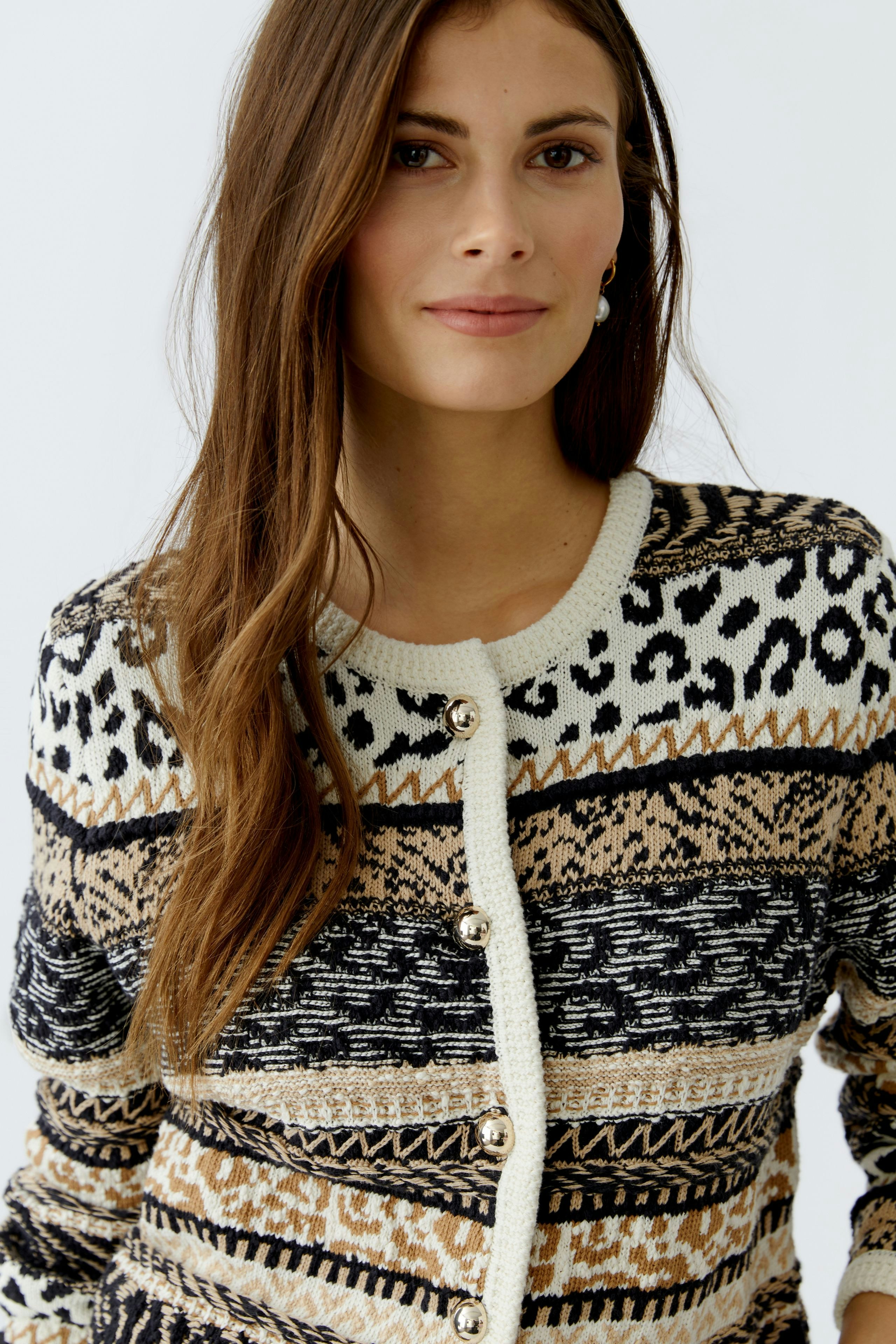 Casual women's cardigan: A woman in a patterned cardigan with buttons, showcasing a stylish yet relaxed look.