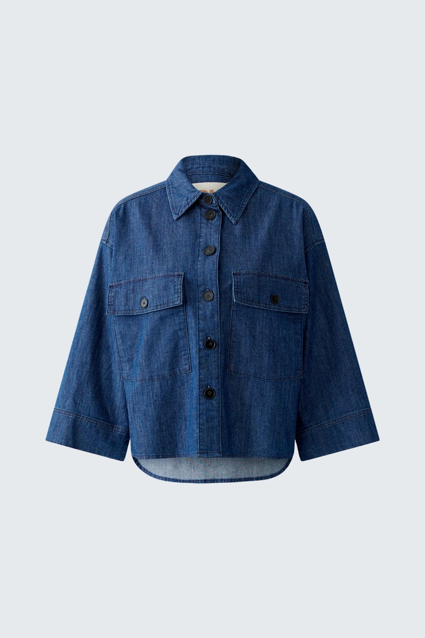 Lässige Damen-Jeansjacke in Blau mit zwei Brusttaschen und Knopfleiste.