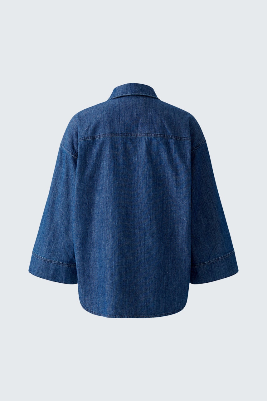 Bequeme Jeansjacke: Rückansicht einer lässigen Damenjacke aus Denim in dunkler Waschung.