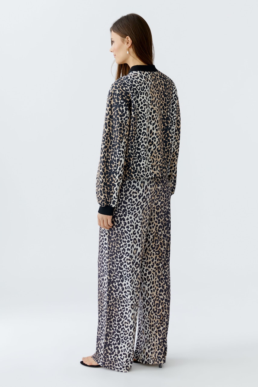 Casual women's blouson: A woman in a leopard print bomber jacket and matching pants, showcasing a trendy look.