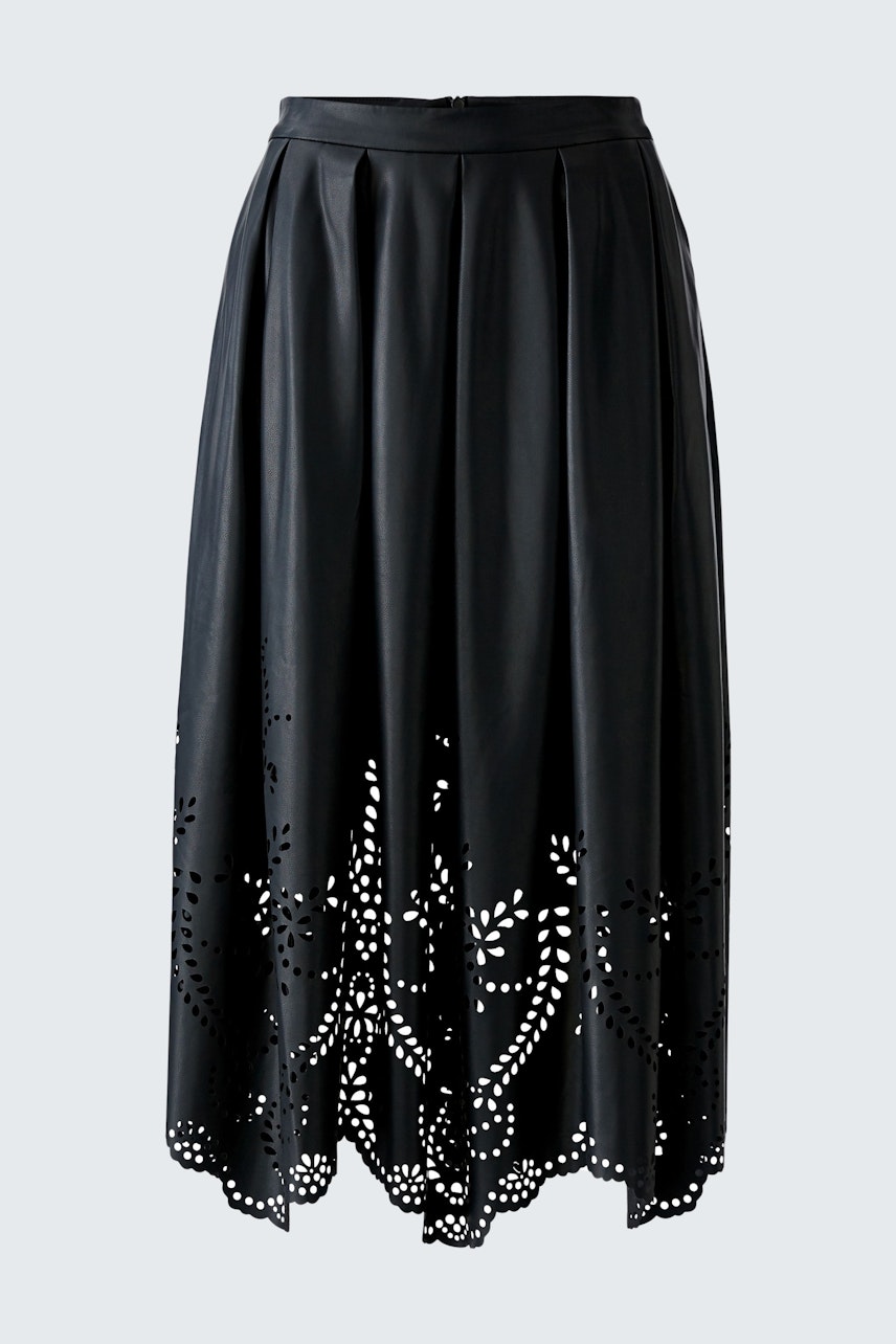 Schwarzer Lederimitatrock mit floralem Muster und weitem Schnitt, ideal für lässige Outfits.