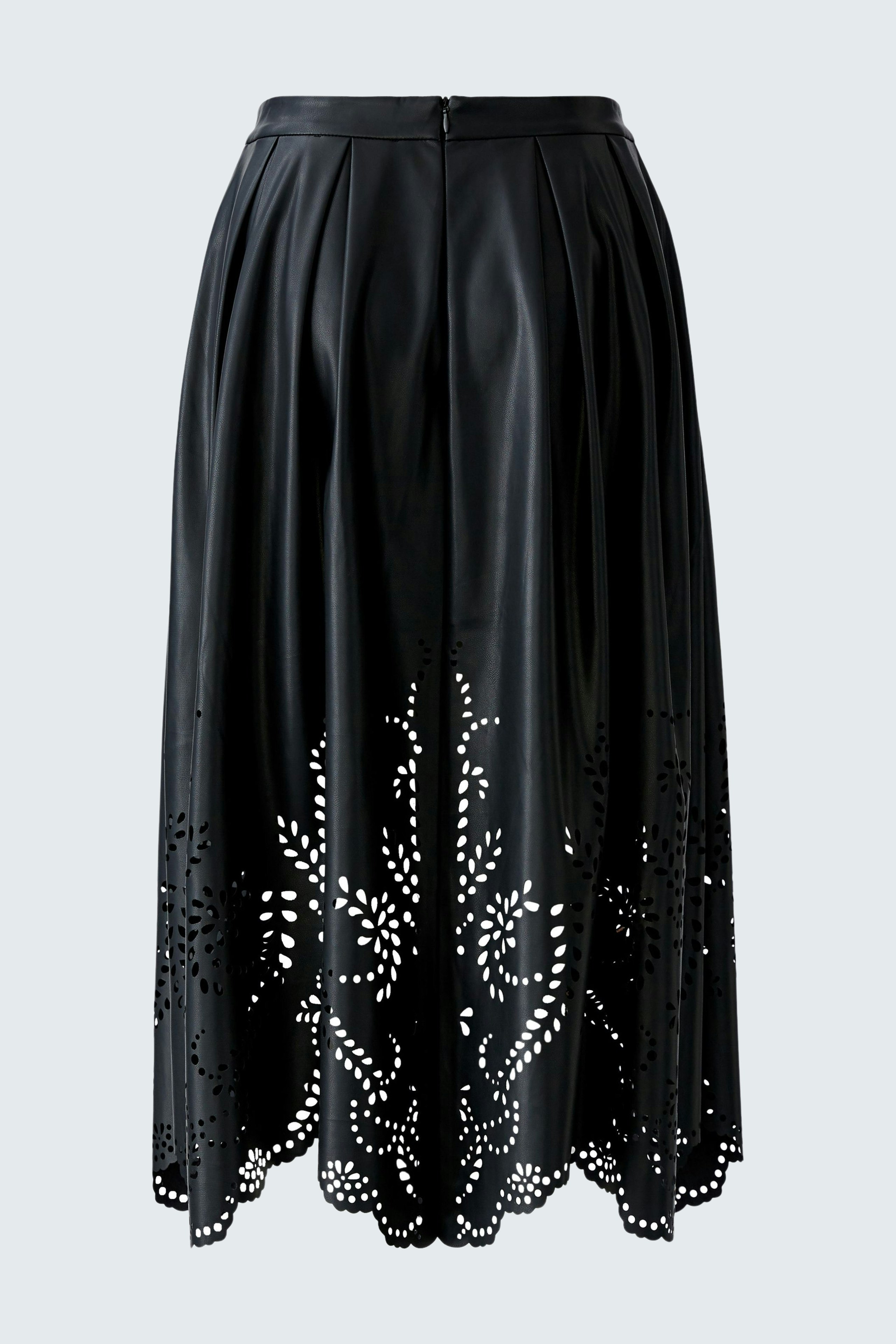Schwarzer Lederimitatrock mit floralem Cut-Out-Design, lässig und modern.