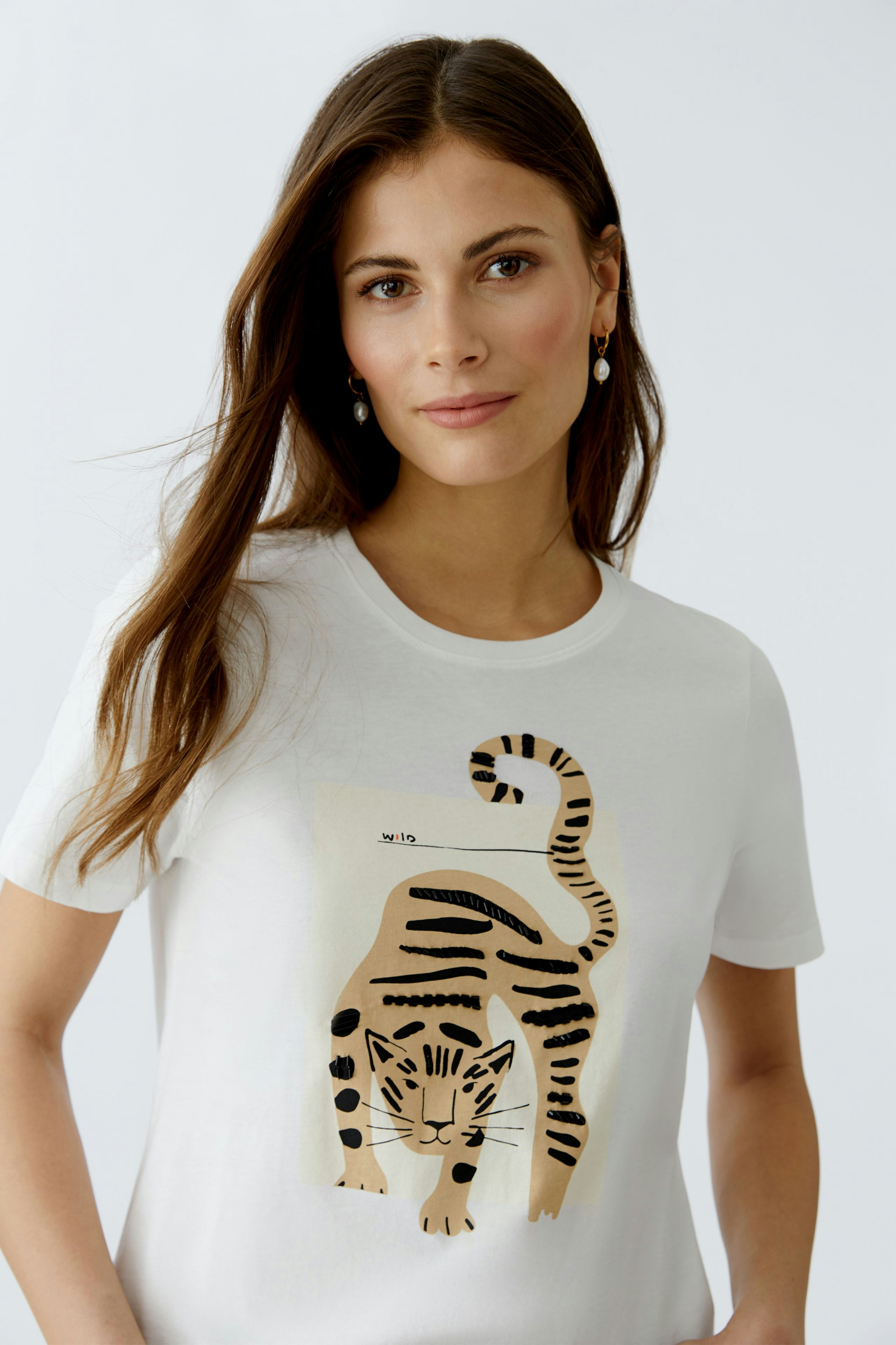 Casual women's T-shirt featuring a playful tiger graphic, perfect for everyday wear.