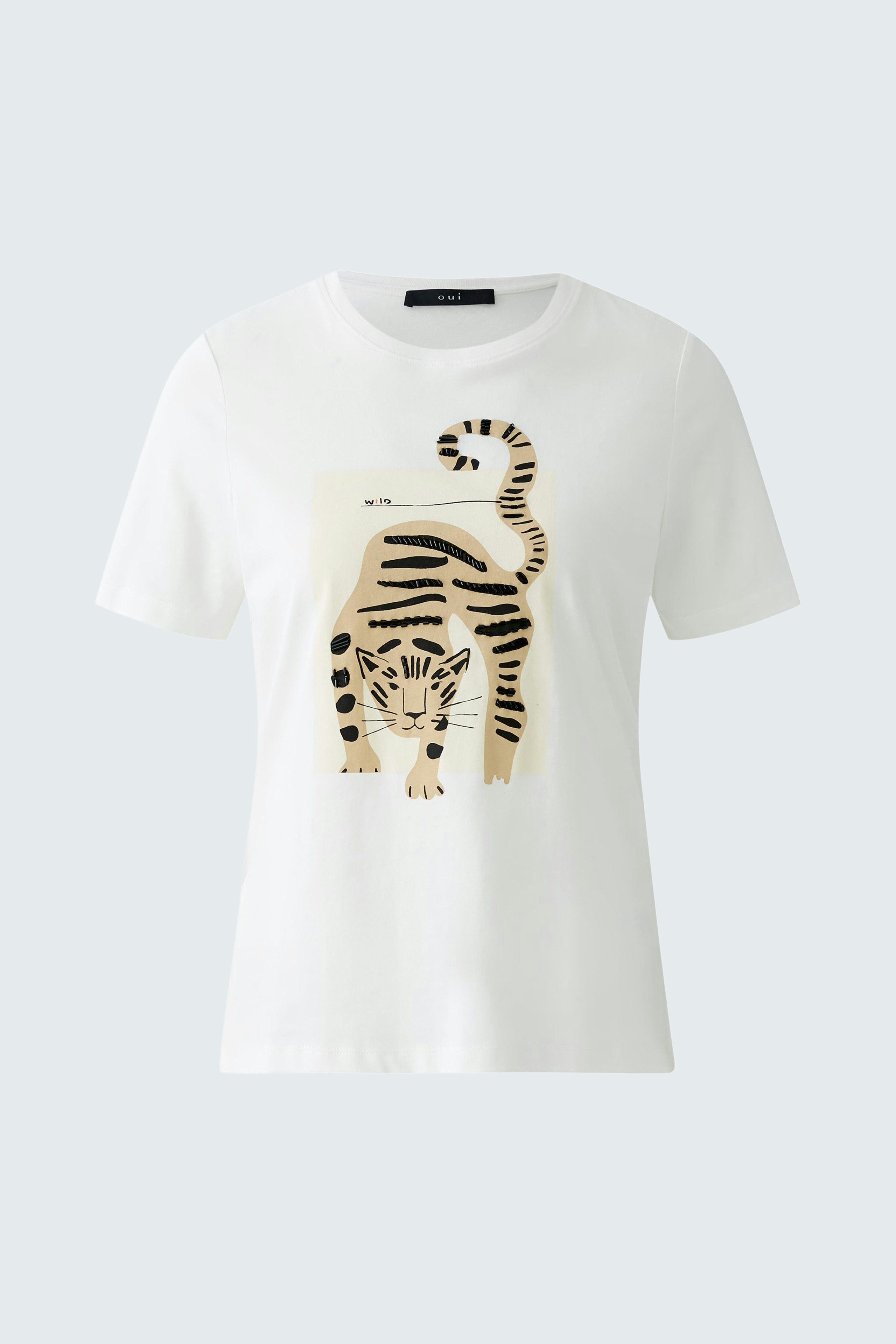 Casual women's T-shirt: White shirt featuring a tiger graphic, perfect for everyday wear.