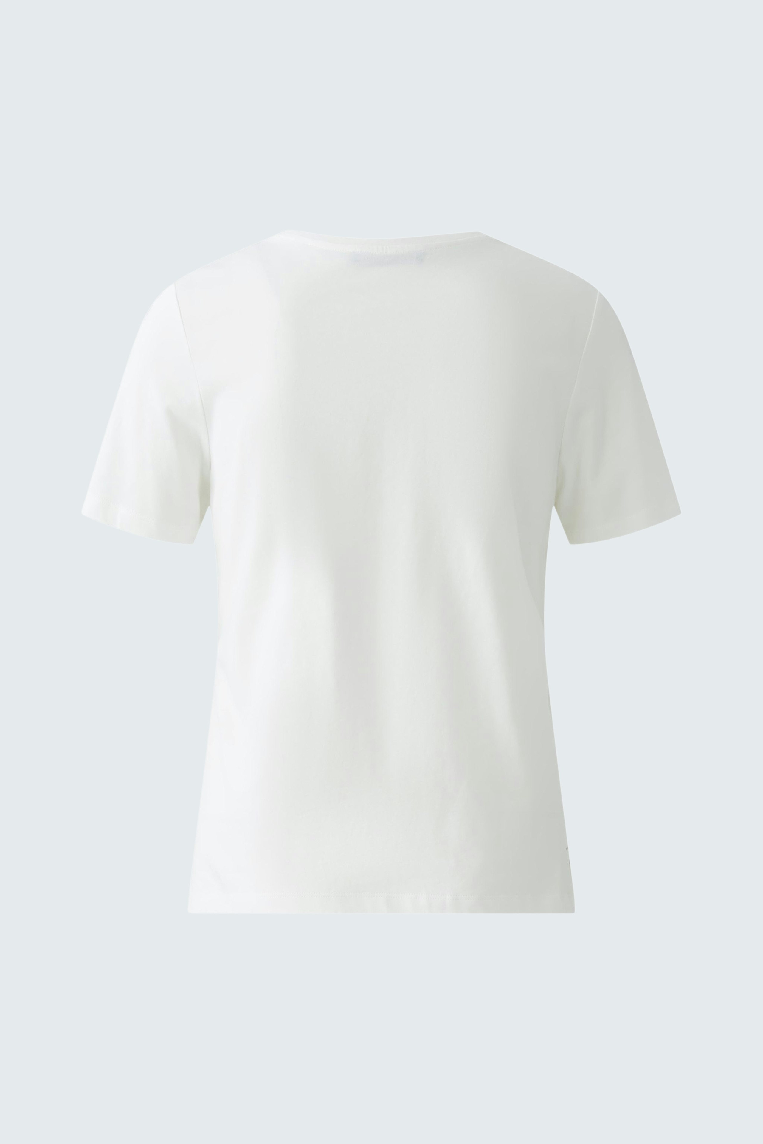 Casual women's T-shirt: Back view of a simple white tee, perfect for everyday wear.