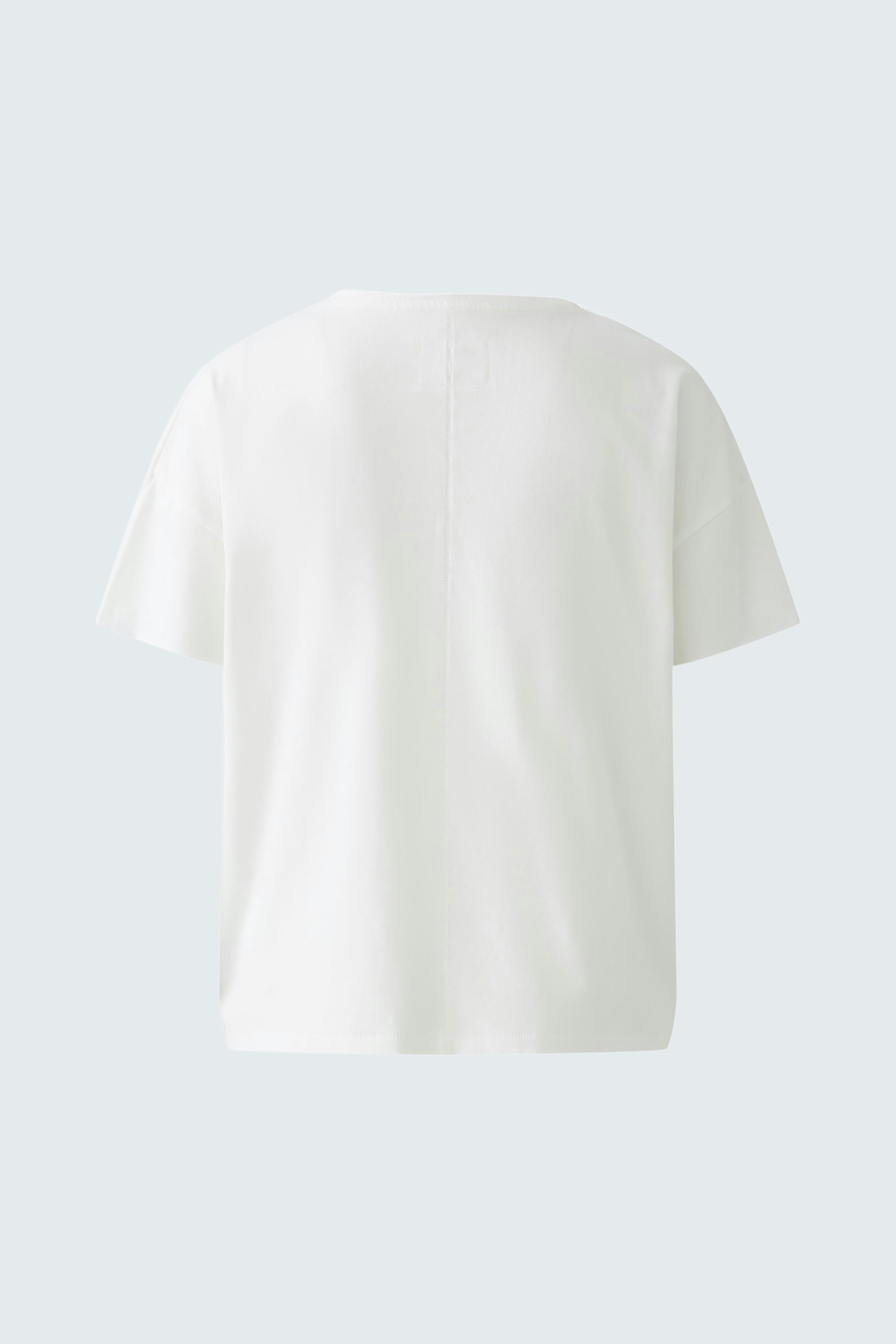 Casual women's T-shirt: A simple white tee with a relaxed fit, perfect for everyday wear.