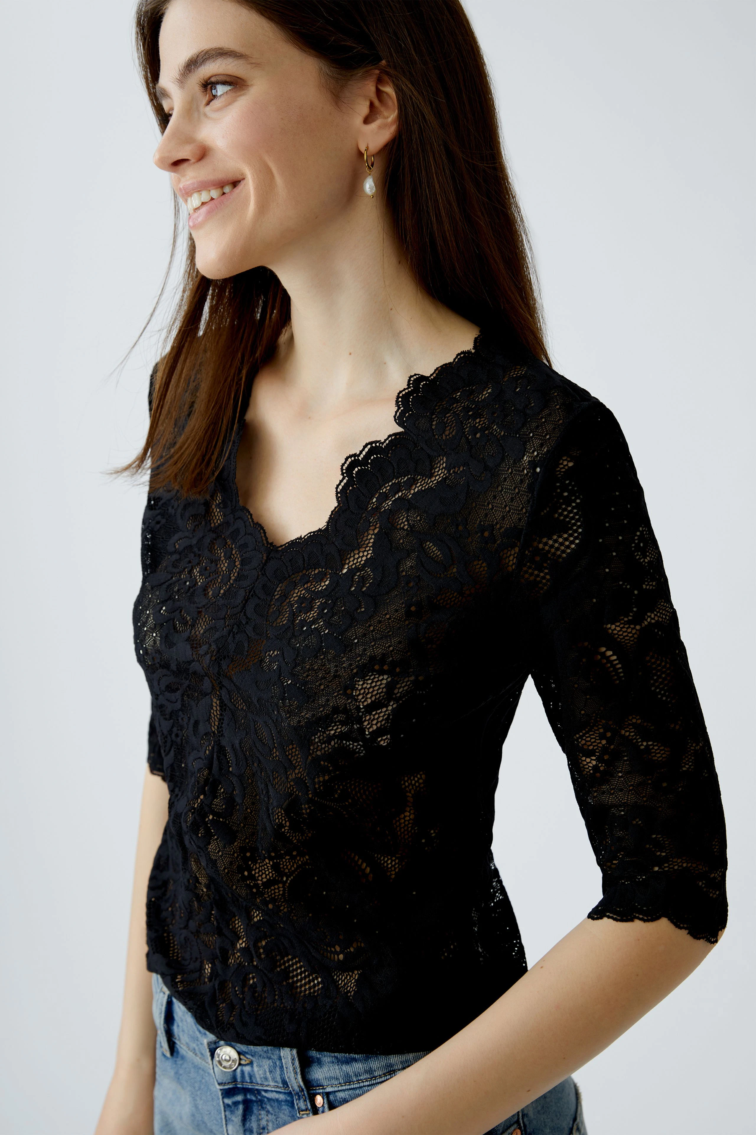 Schwarzes Damen-T-Shirt mit Spitzenmuster, lässig und vielseitig kombinierbar.