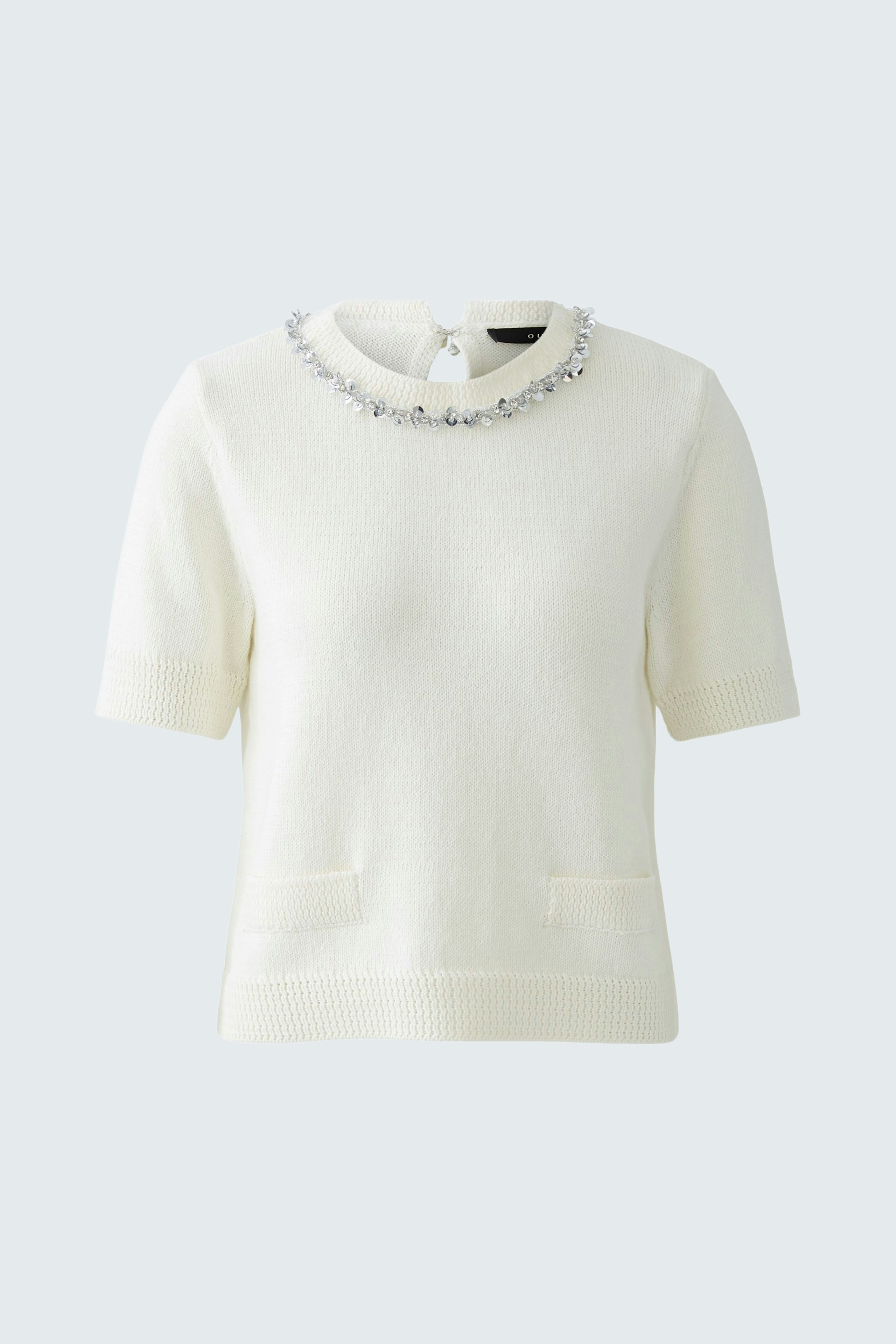 Damen-Pullover in Weiß mit kurzen Ärmeln und dekorativem Kragen. Ideal für lässige Outfits.