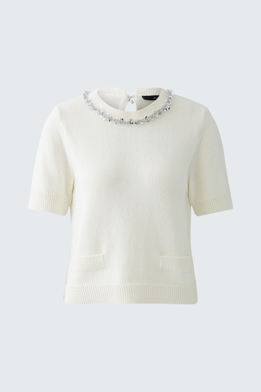 Damen-Pullover in Weiß mit kurzen Ärmeln und dekorativem Kragen. Ideal für lässige Outfits.