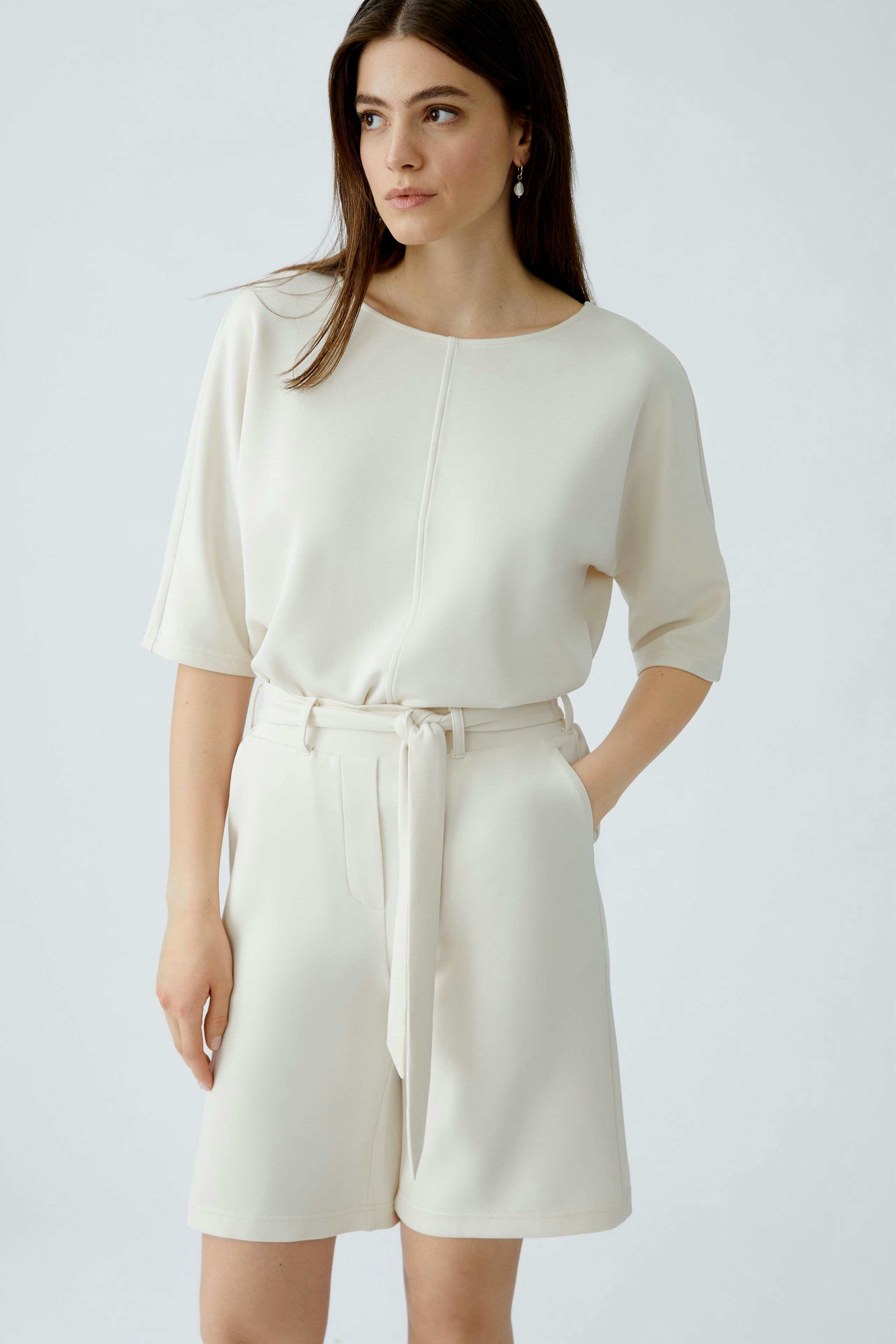 Bequeme Damen-Bermuda in Creme mit seitlichen Taschen und Bindegürtel, ideal für den Alltag.