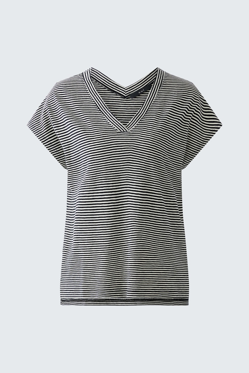 Bequemes Damen-T-Shirt: Schwarz-weiß gestreiftes Shirt mit V-Ausschnitt und lässigem Schnitt.