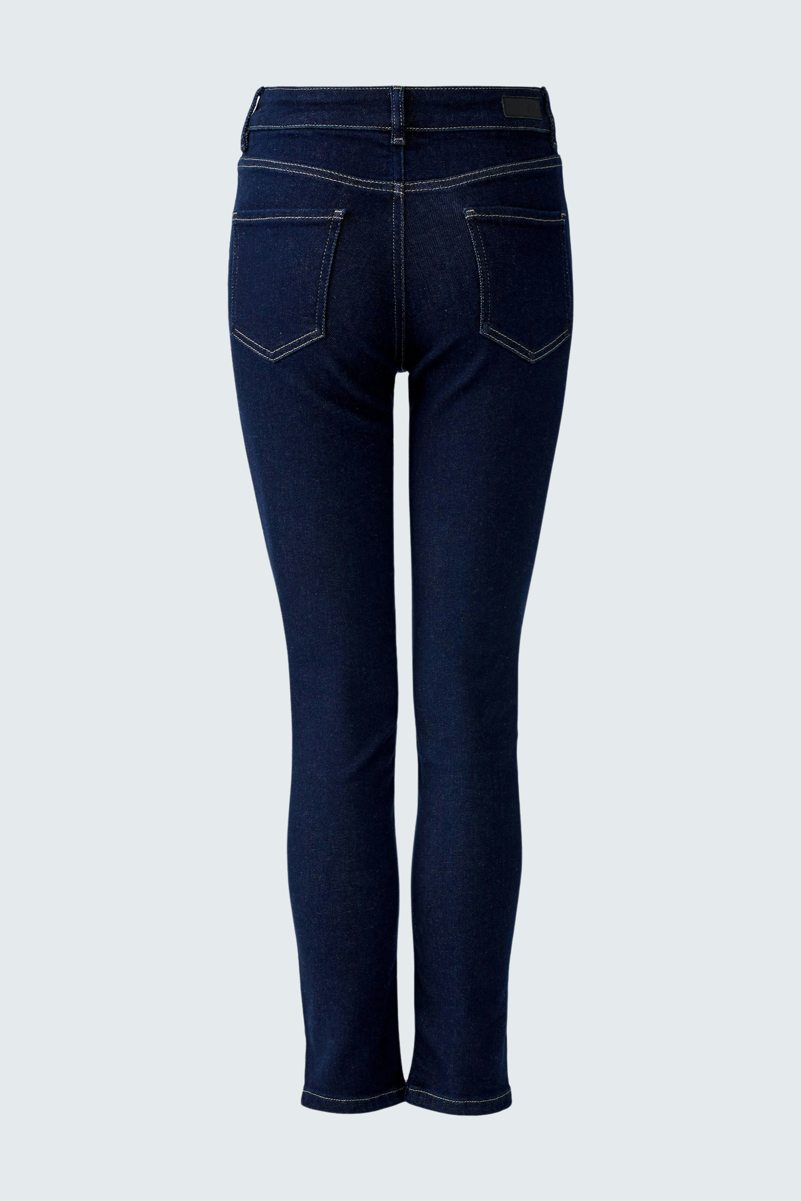 Skinny jeans for women: Dark blue denim with a fitted silhouette and classic back pockets.
