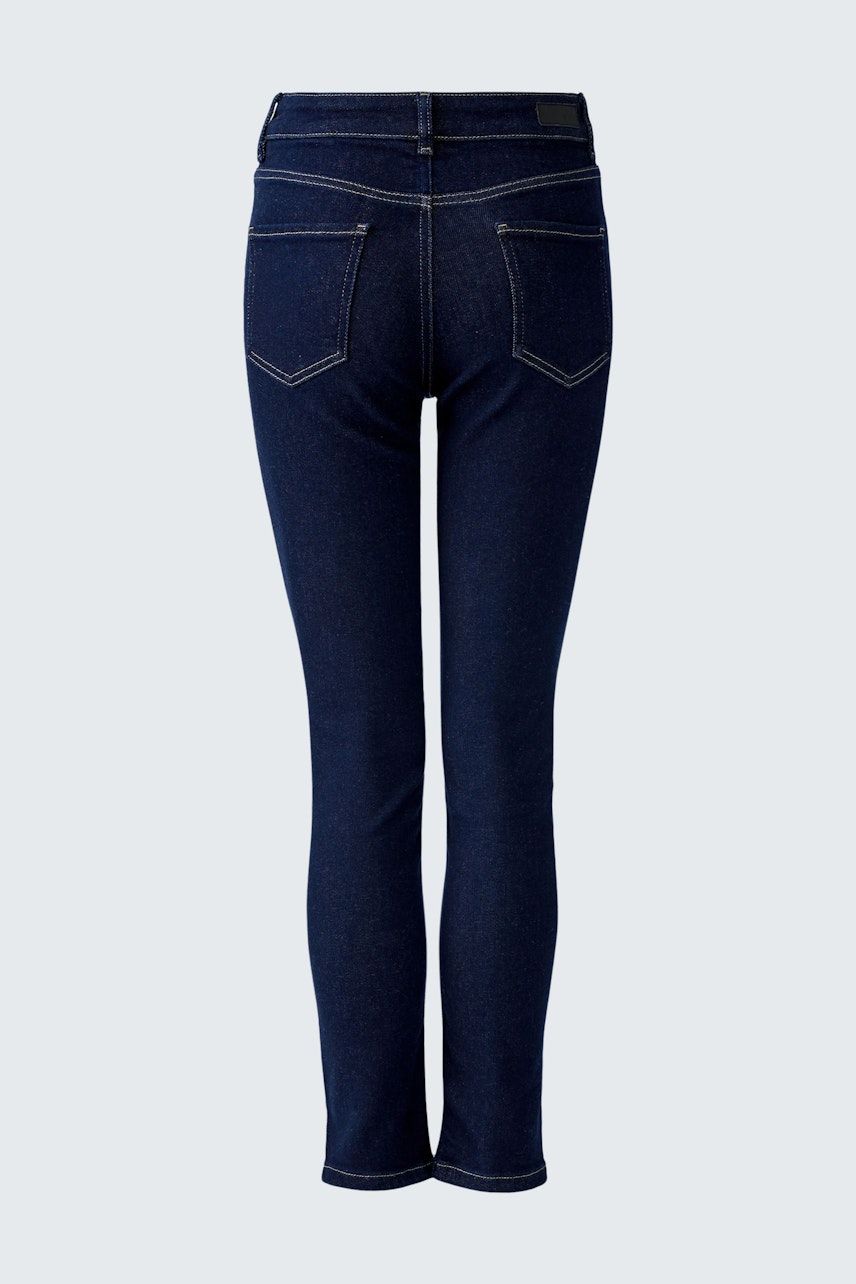 Skinny jeans for women: Dark blue denim with a fitted silhouette and classic back pockets.