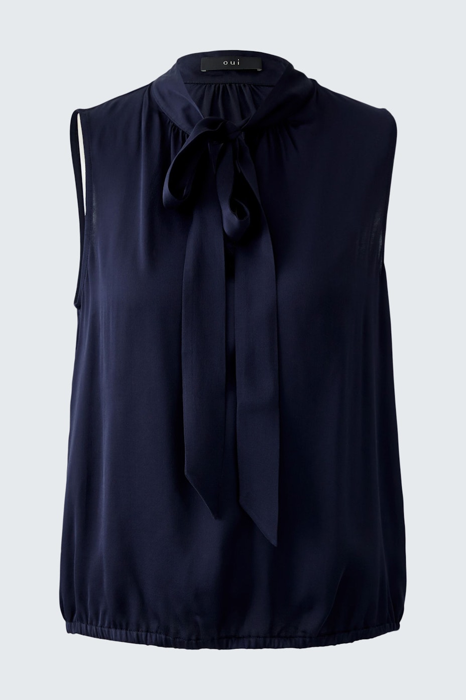 Schluppenbluse: Dunkelblaue ärmellose Bluse mit Schleifenkragen, ideal für lässige Outfits.