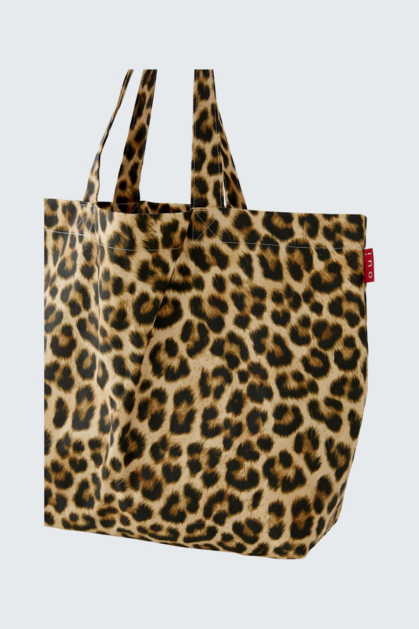 Spacious tote bag in leopard print, perfect for everyday use.