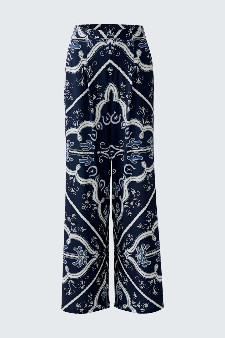 Bequeme Marlenehose mit floralem Muster in Blau und Weiß, ideal für lässige Anlässe.