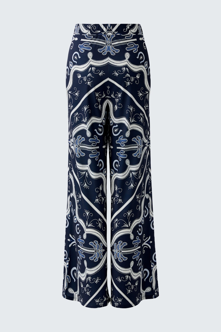 Bequeme Marlenehose mit floralem Muster in Blau und Weiß, ideal für lässige Outfits.