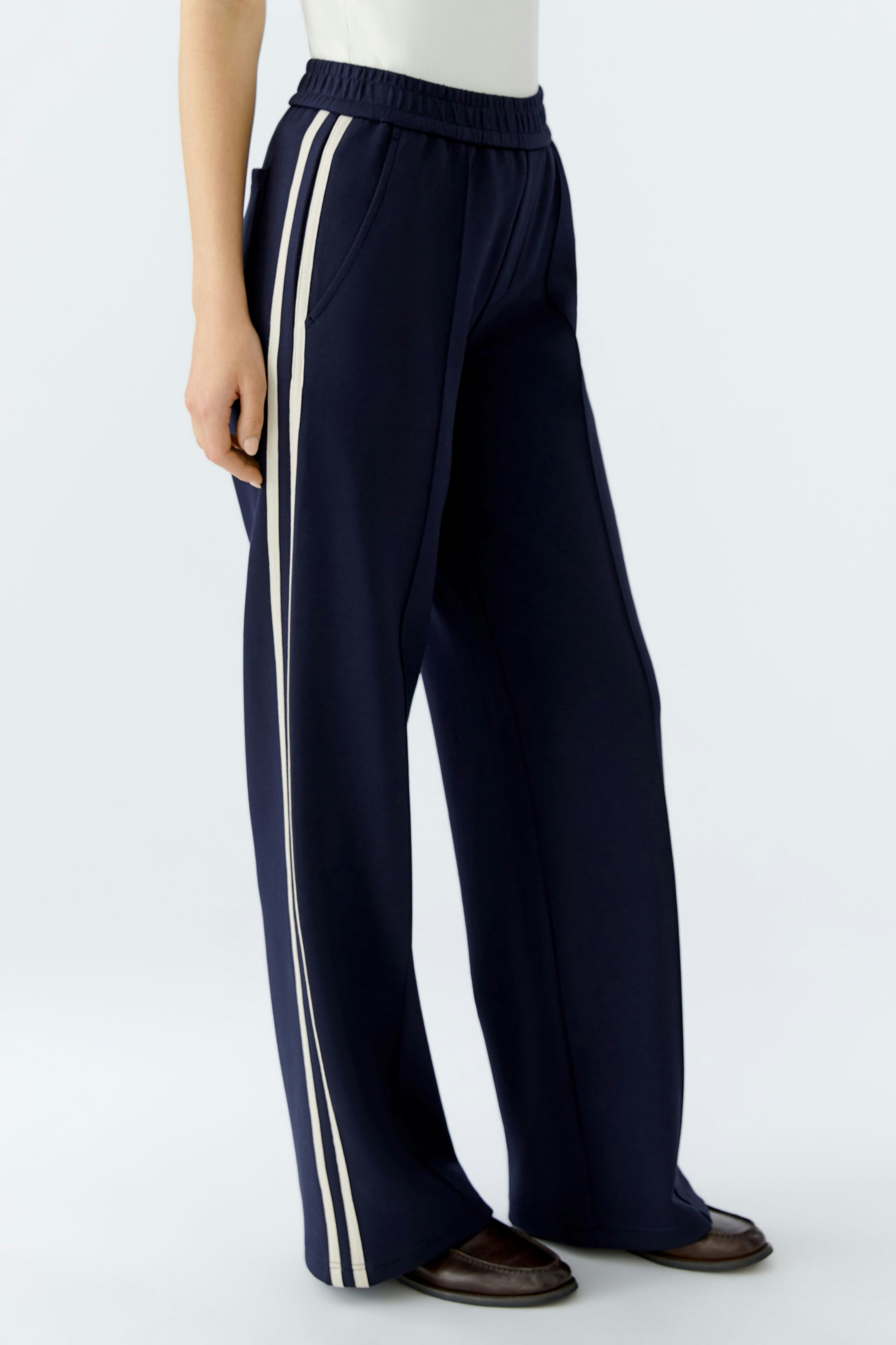 Bequeme Damen-Jogger in Dunkelblau mit seitlichen Streifen, ideal für lässige Outfits.
