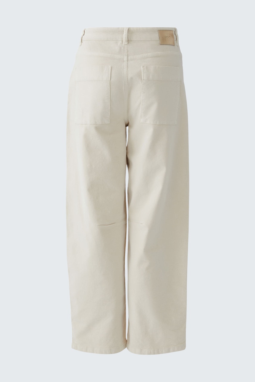 Casual women's jeans: Back view of a woman in beige barrel jeans with practical pockets.