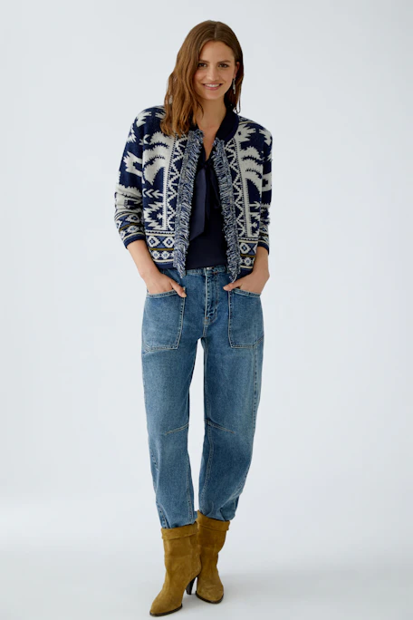 Damen-Strickjacke: Dunkelblaue Jacke mit fransigem Detail und grafischem Muster.