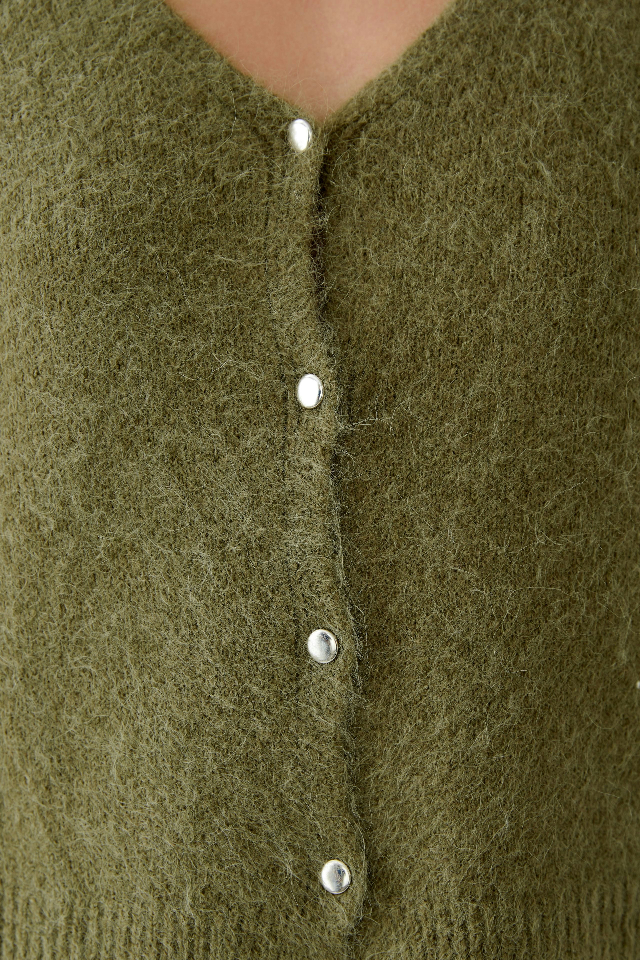 Damen-Strickjacke in Olivgrün mit V-Ausschnitt und Knöpfen, ideal für lässige Outfits.