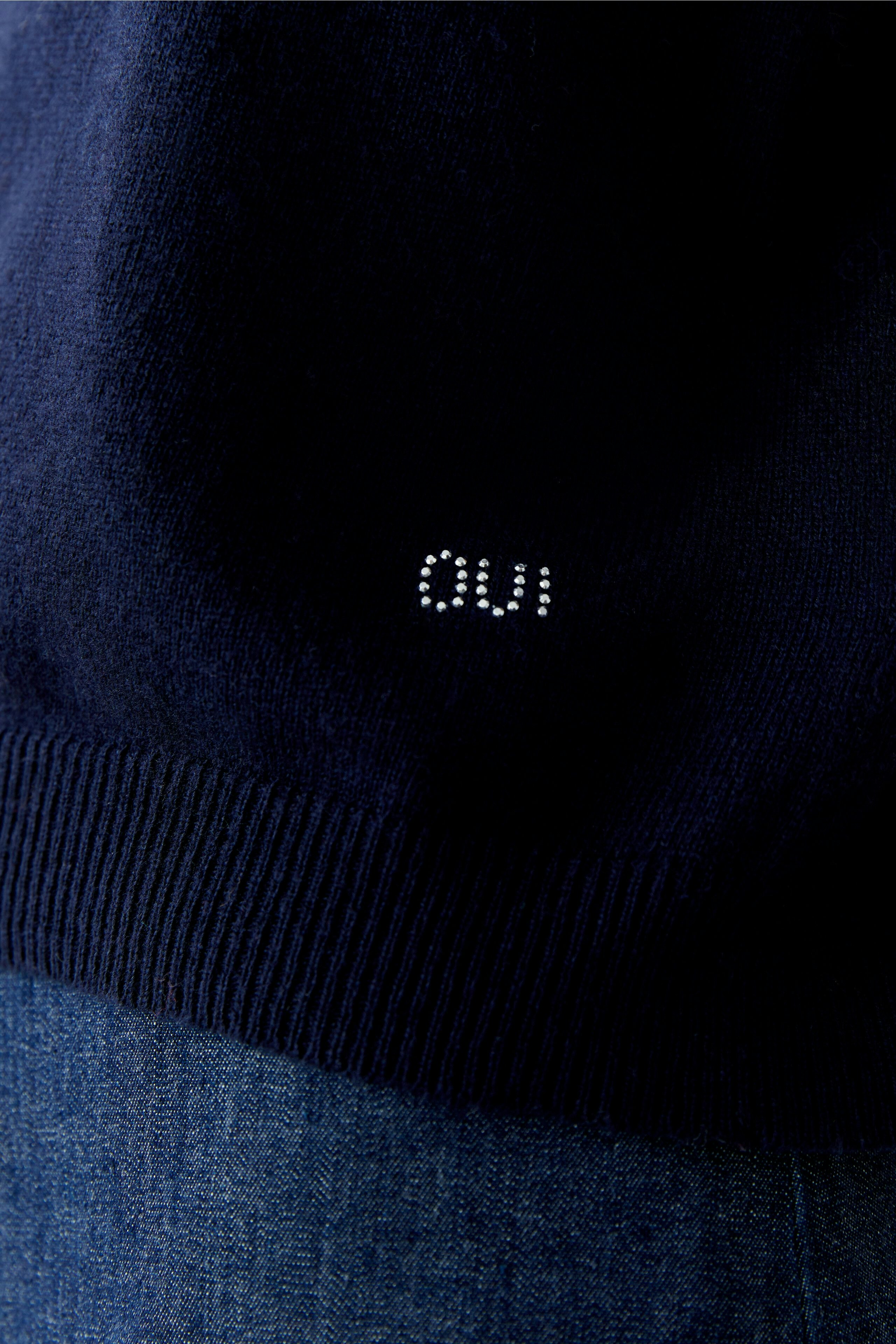 Casual women's pullover in navy with a subtle logo detail, perfect for everyday wear.