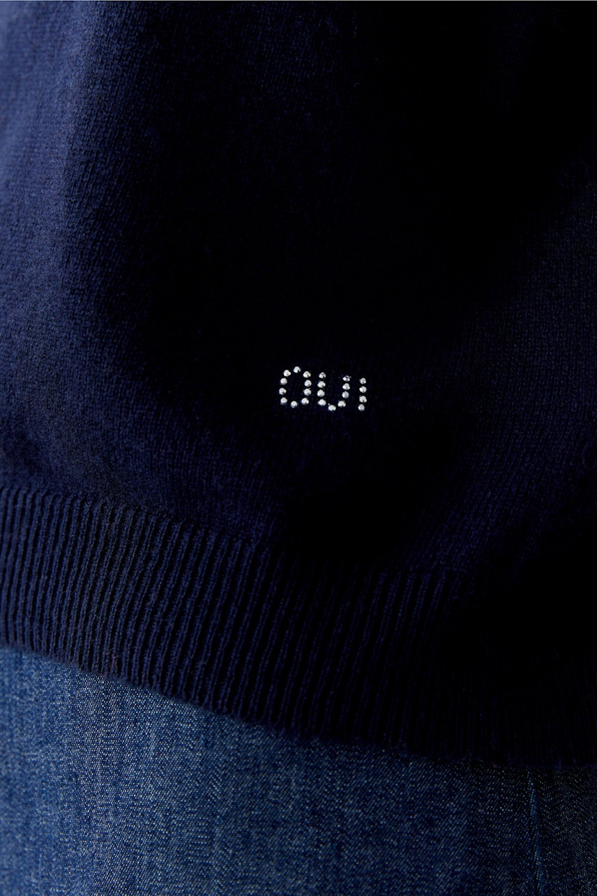 Casual women's pullover in navy with a subtle logo detail, perfect for everyday wear.