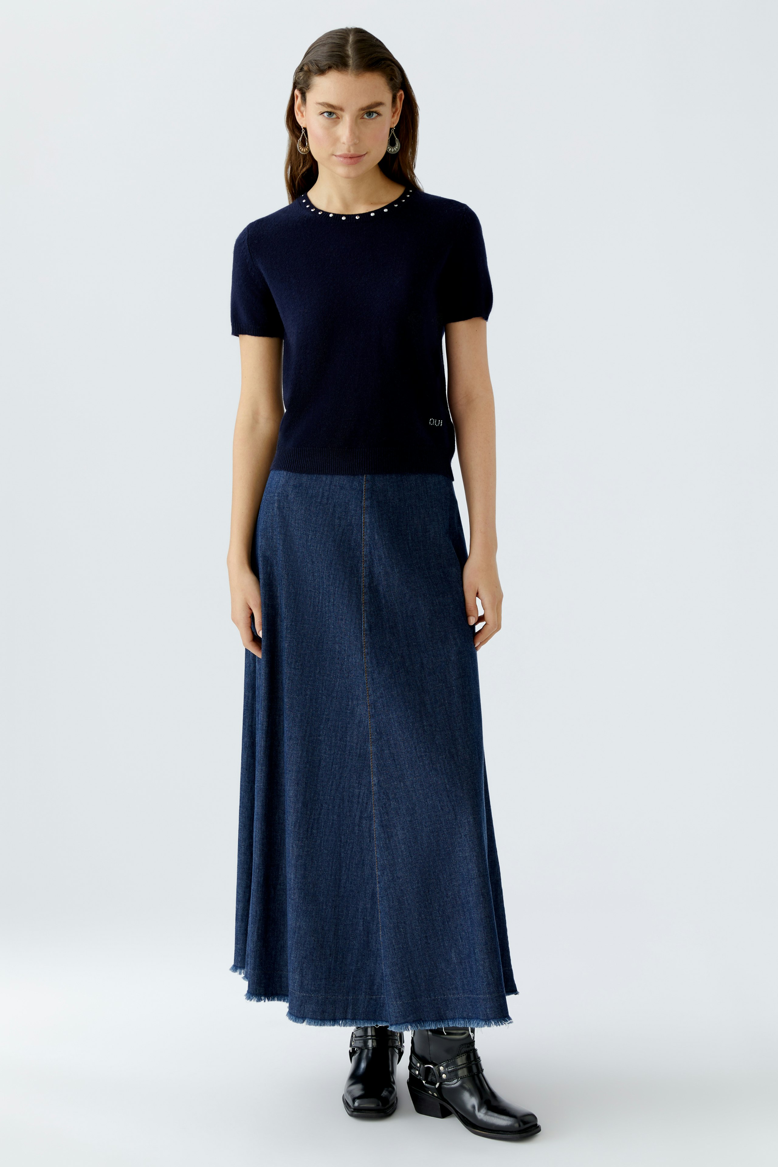 Casual women's pullover: A woman in a navy short-sleeve pullover with a round neckline and a relaxed fit.