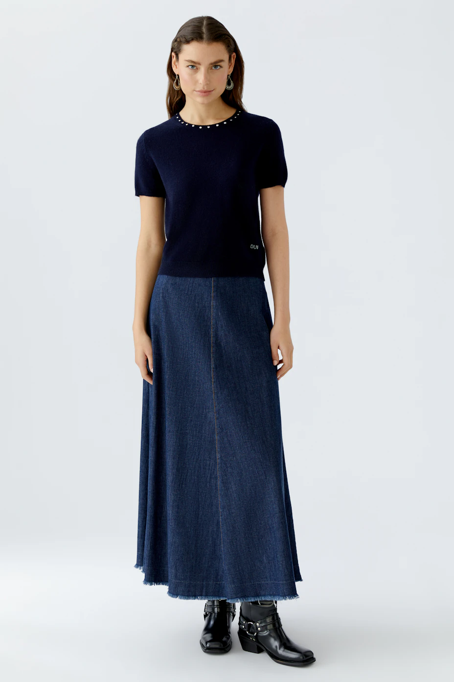 Casual women's pullover: Short-sleeved navy pullover with decorative details, perfect for everyday wear.