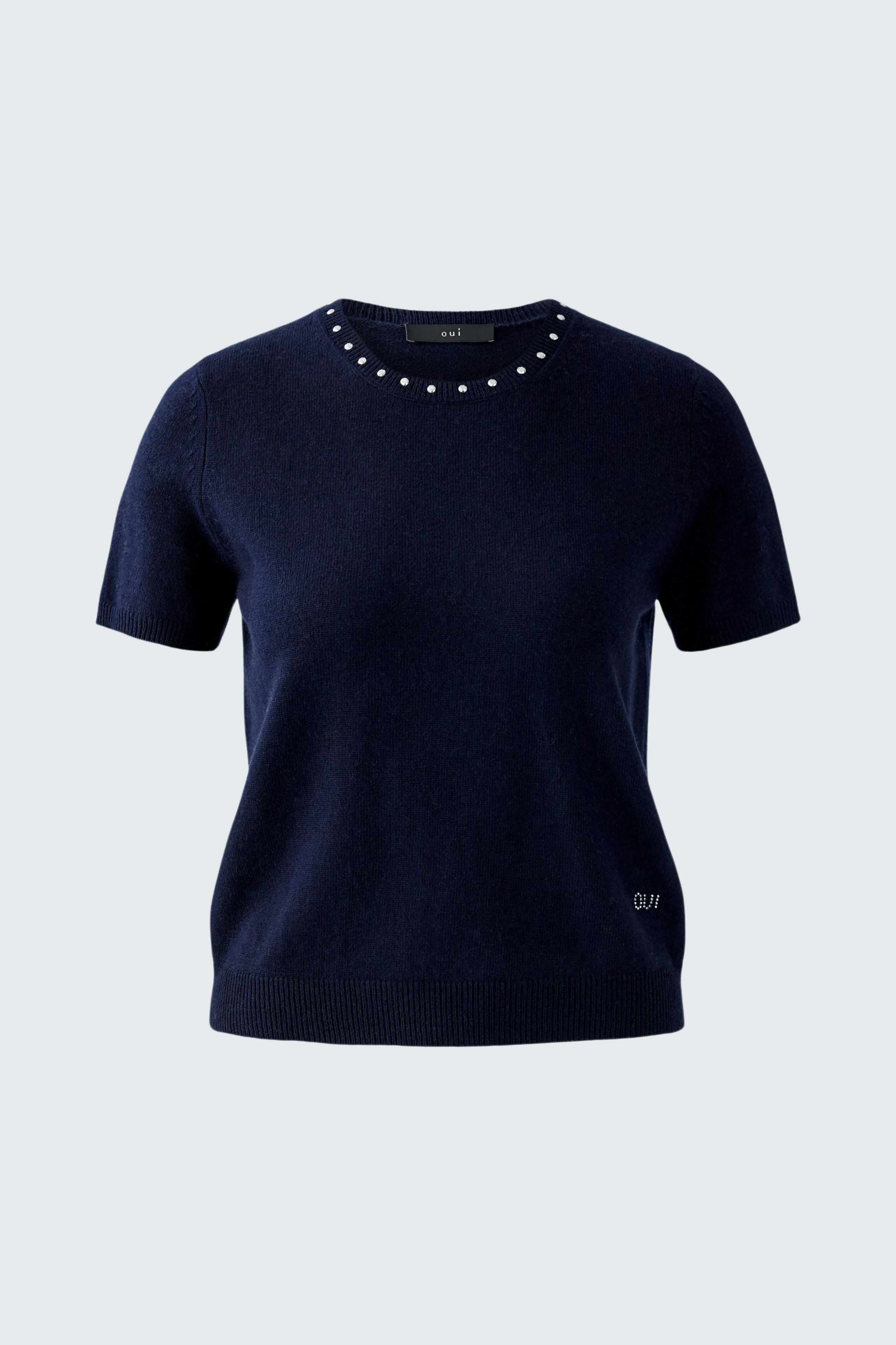 Casual women's pullover: Short-sleeved navy pullover with decorative details, perfect for everyday wear.