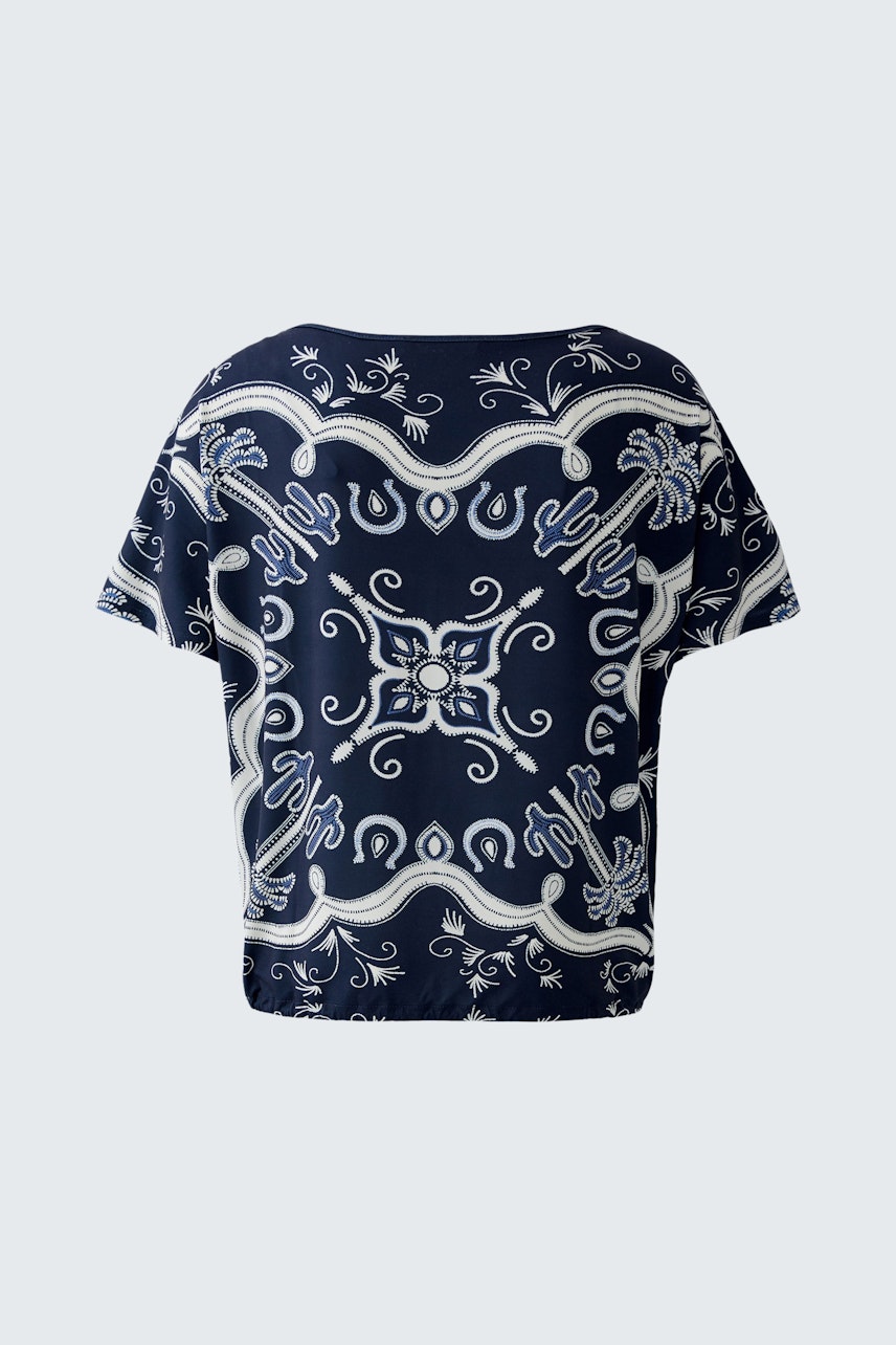 Casual women's T-shirt: A loose-fitting navy top with a decorative pattern, perfect for everyday wear.