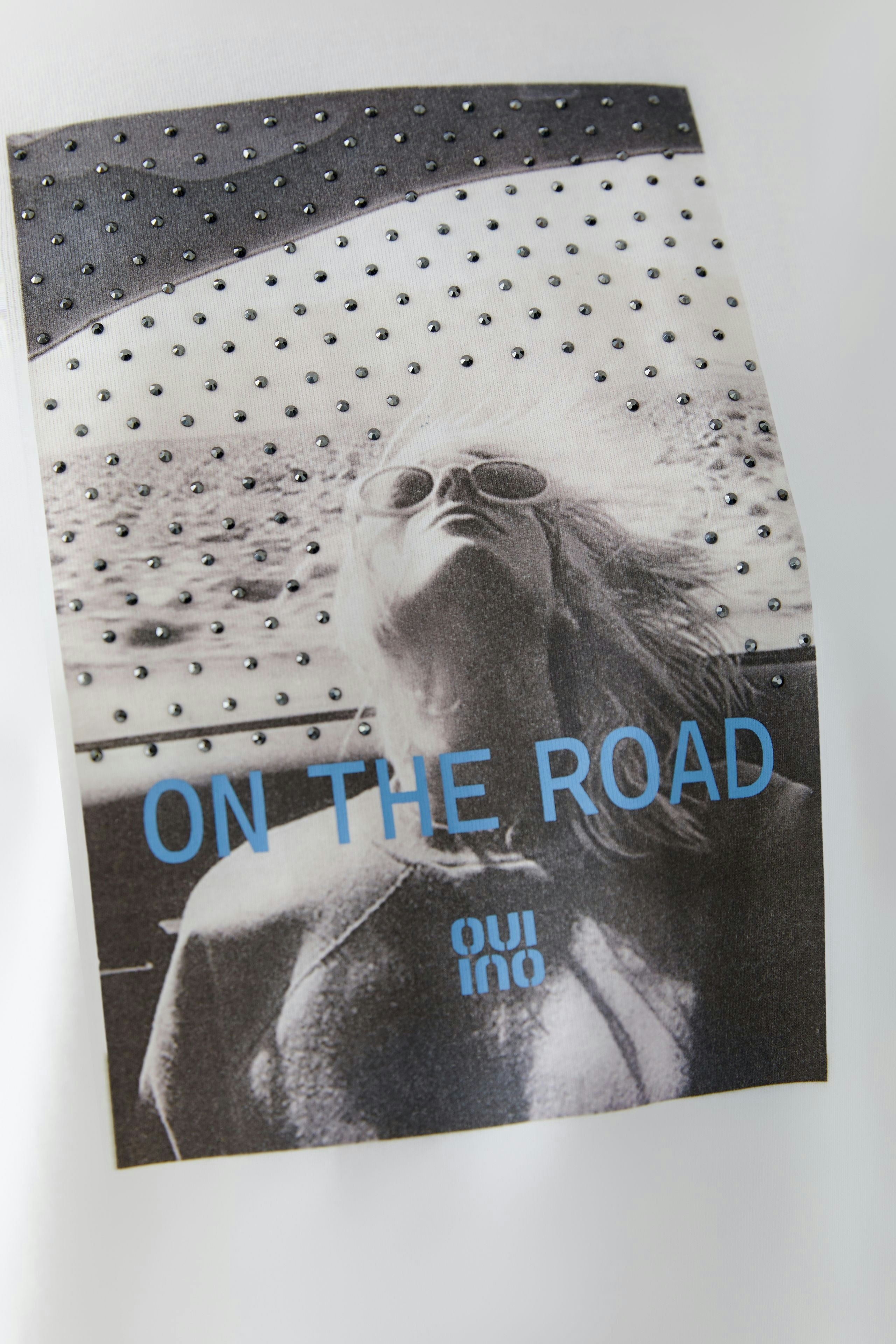 Casual women's T-shirt featuring a graphic print and stylish details, perfect for everyday wear.