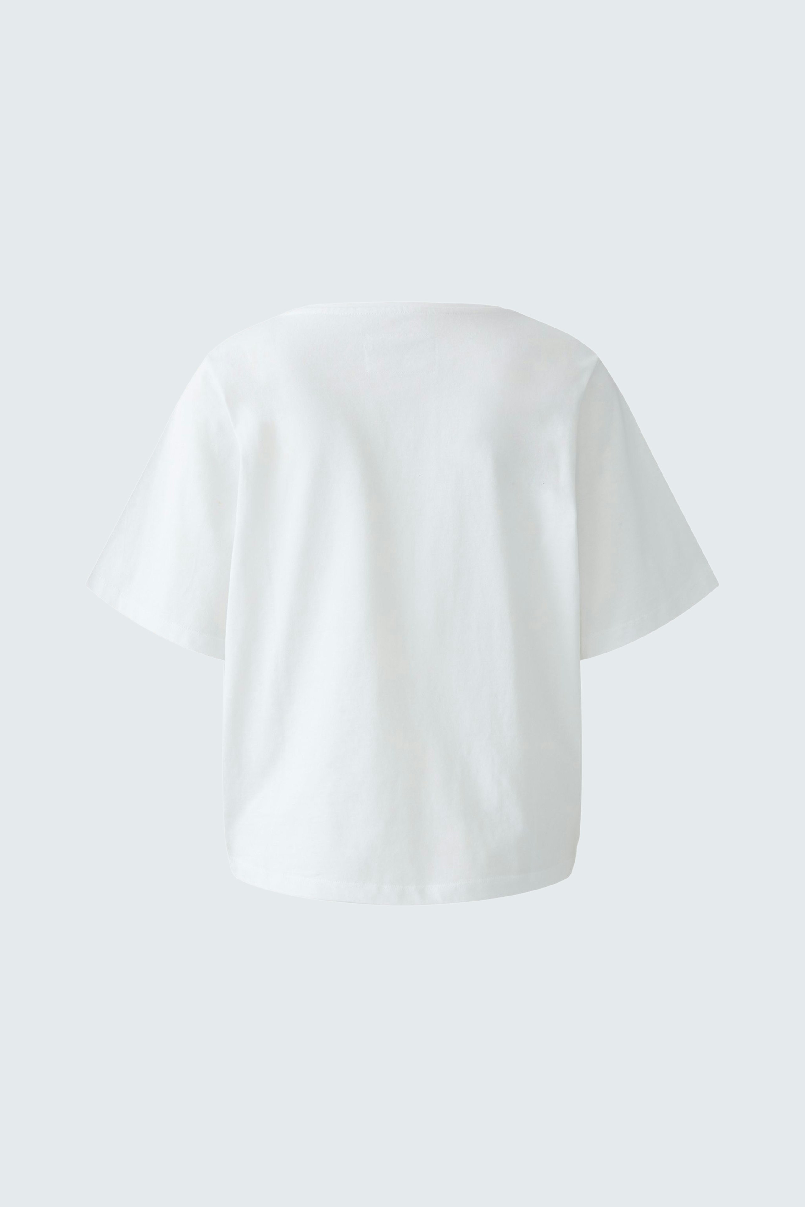 Casual women's T-shirt: A simple white top with short sleeves, perfect for everyday wear.