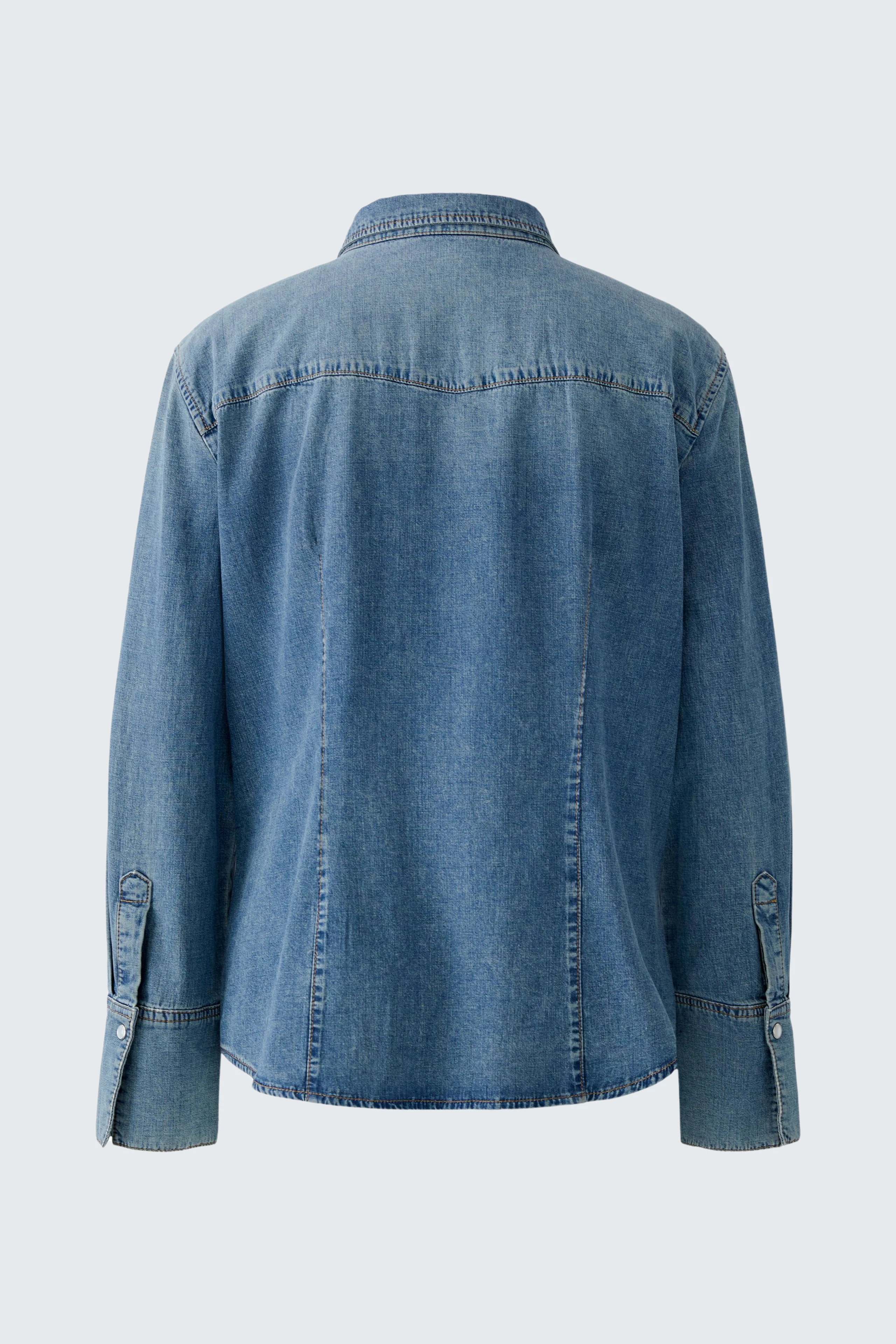 Bequemes Jeanshemd: Rückansicht eines lässigen Damen-Jeanshemds in Blau mit langen Ärmeln.