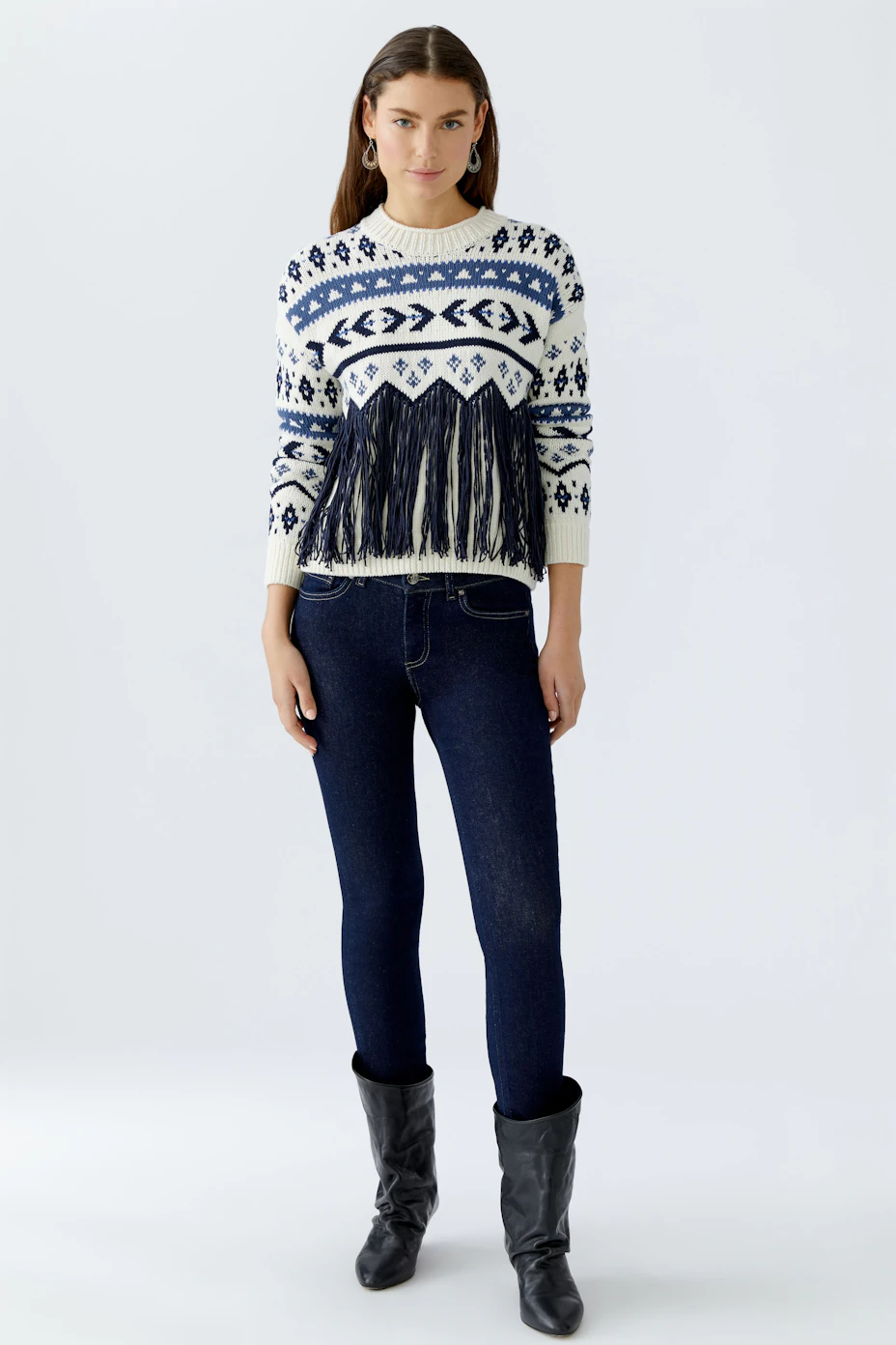 Casual women's pullover: White and blue patterned pullover with fringes, perfect for a relaxed look.