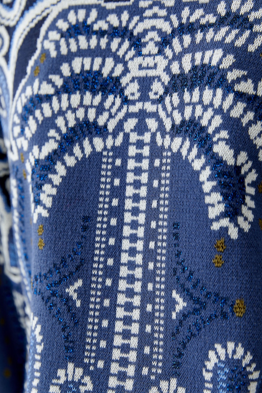 Damen-Pullover in Blau mit auffälligem Muster, ideal für lässige Outfits.