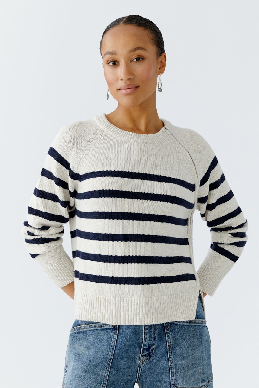 Damen-Pullover: Frau in gestreiftem Pullover mit Rundhalsausschnitt und lässiger Passform.