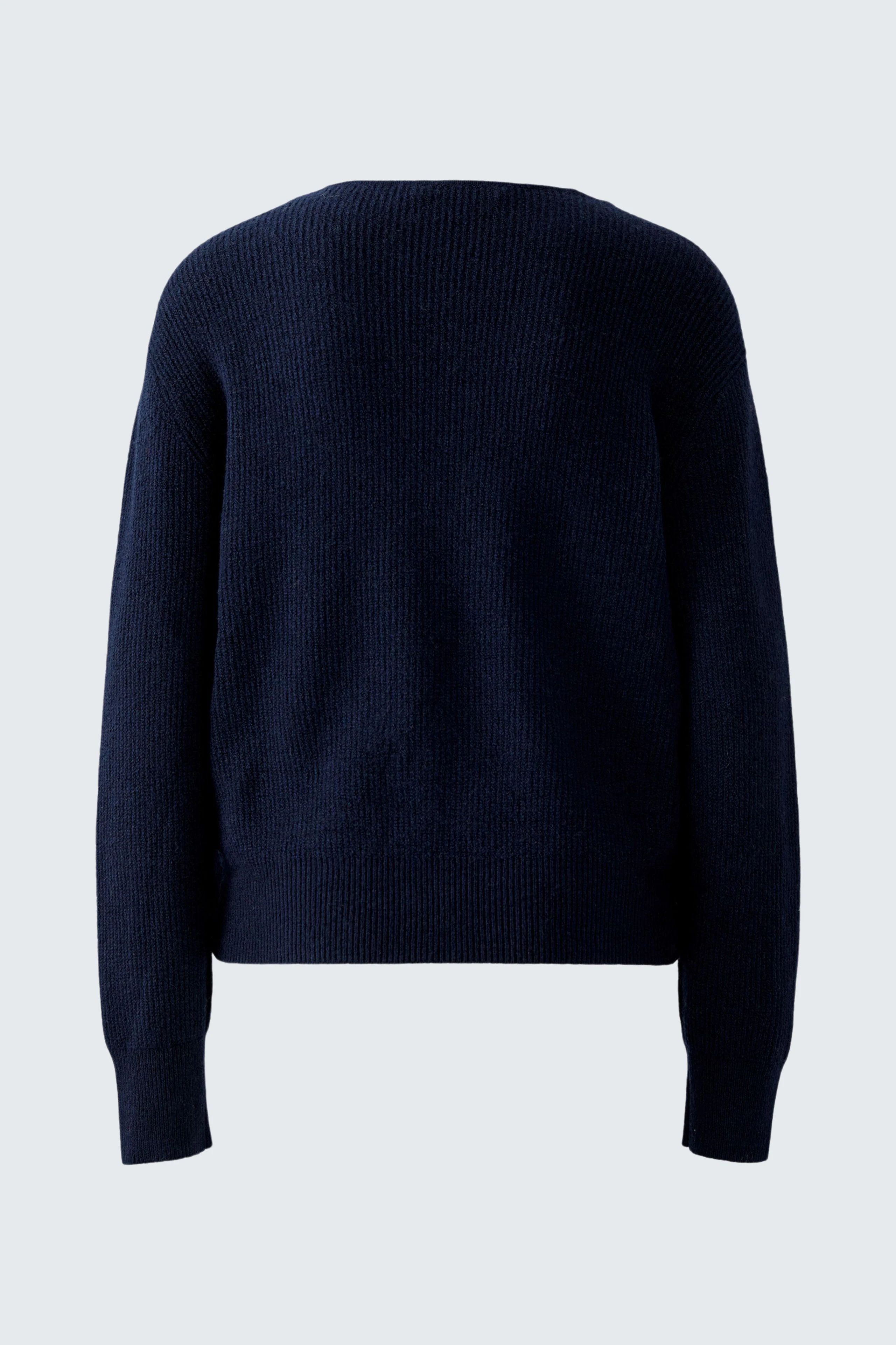 Casual women's pullover in navy blue, featuring a simple design and comfortable fit.